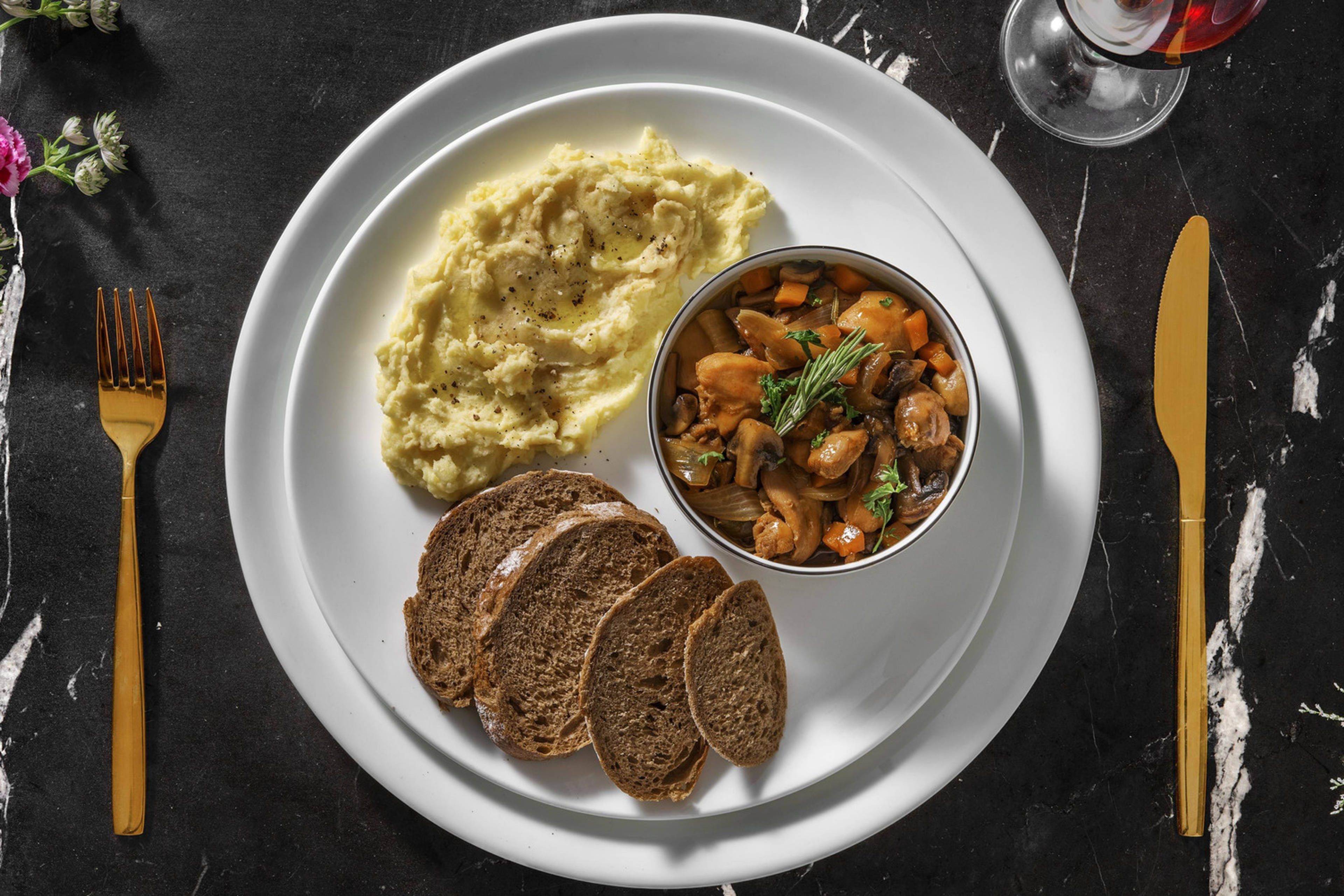 Coq au vin et purée de pomme de terre onctueuse