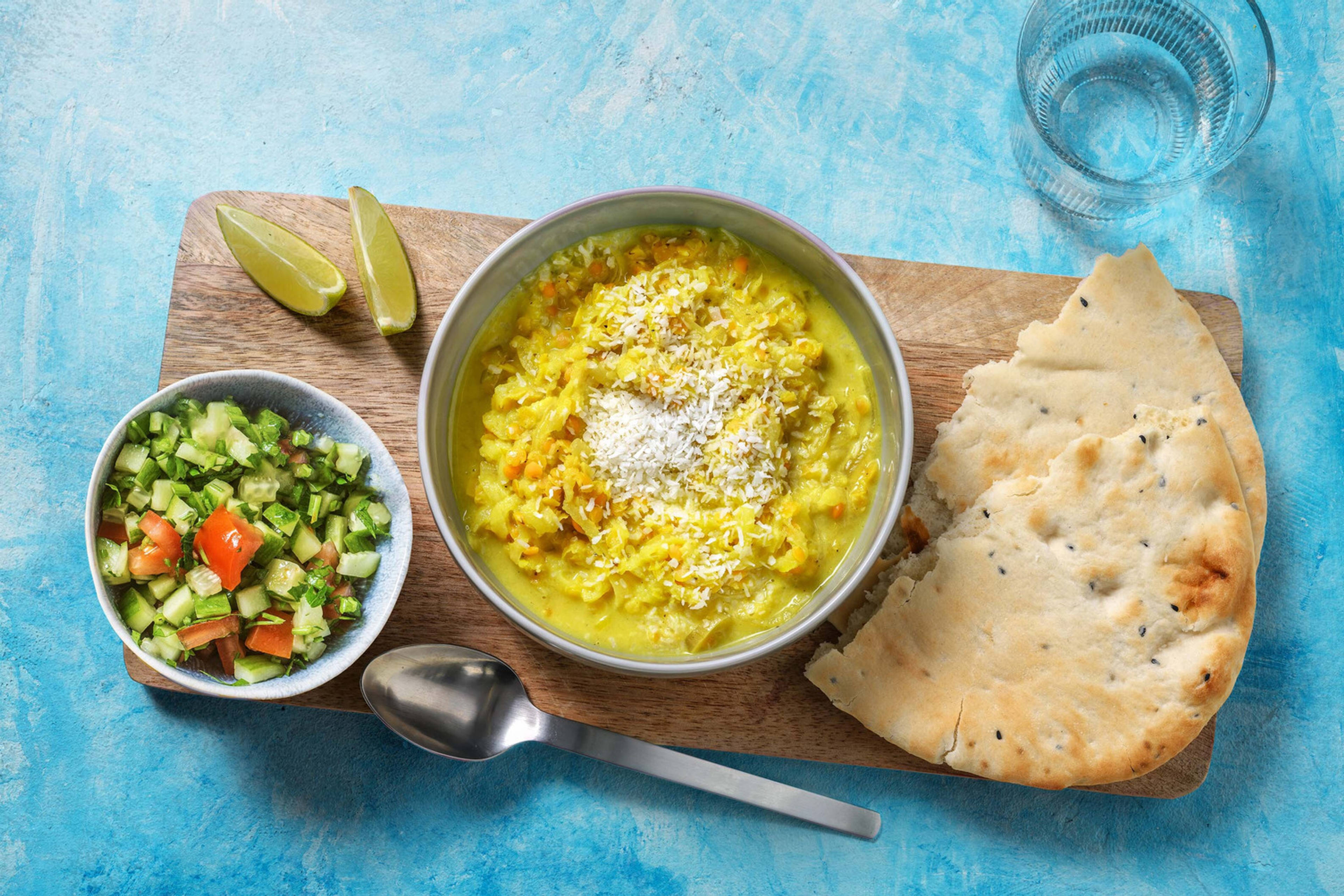 Dahl met een frisse salsa en naanbrood