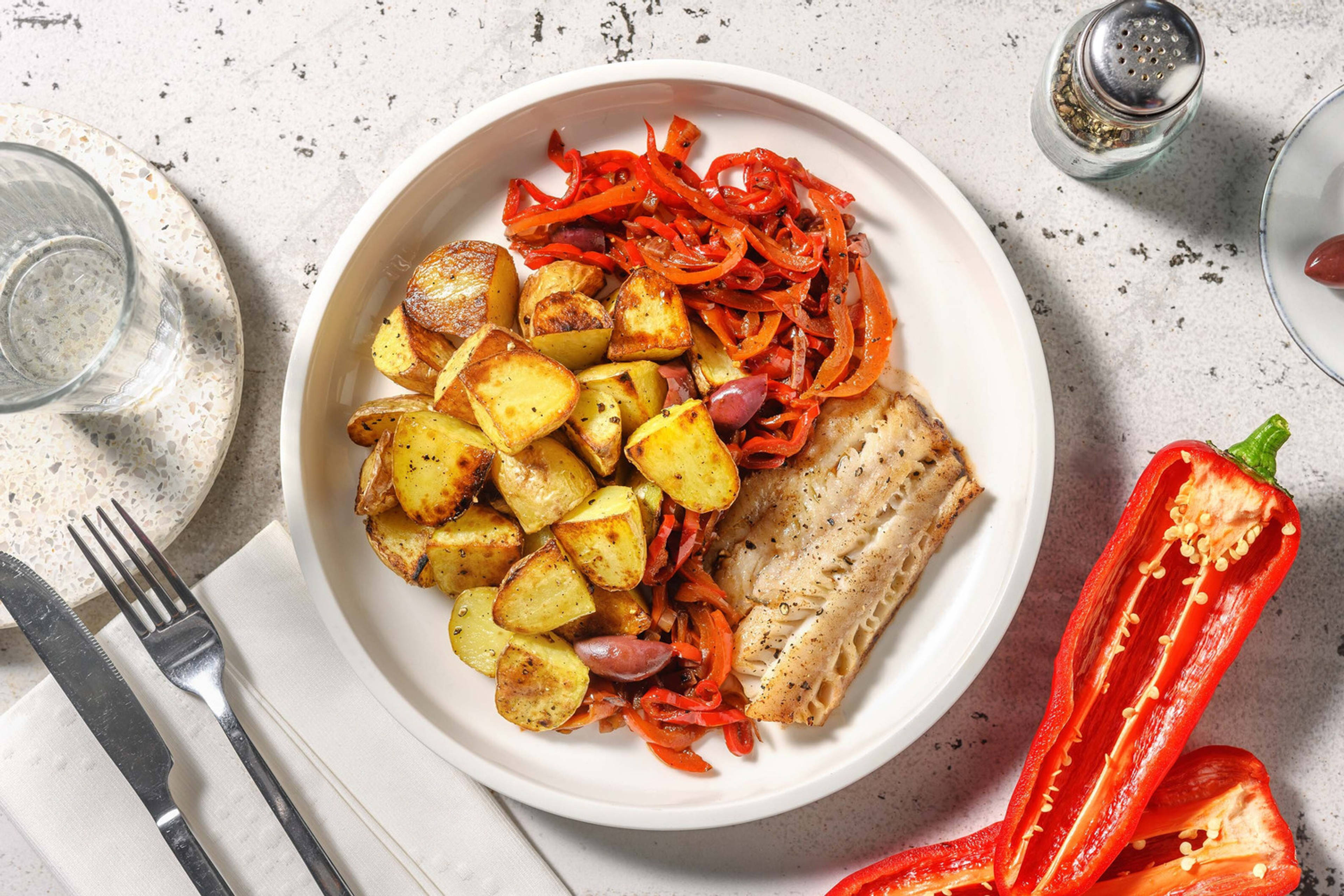 Filet d'églefin et poivrons braisés à la méditerranéenne