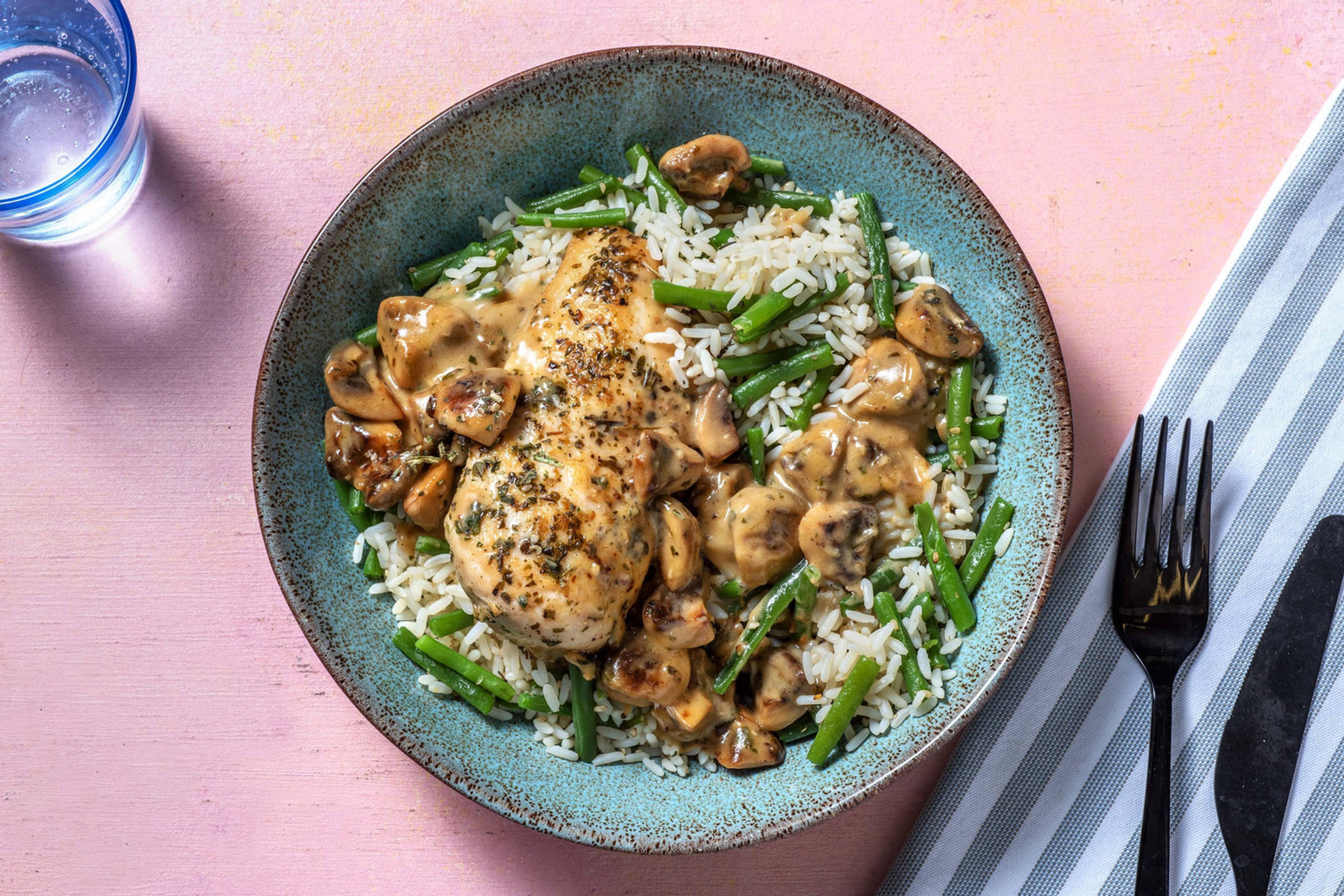 Filet de poulet aux fines herbes en sauce crémeuse aux champignons