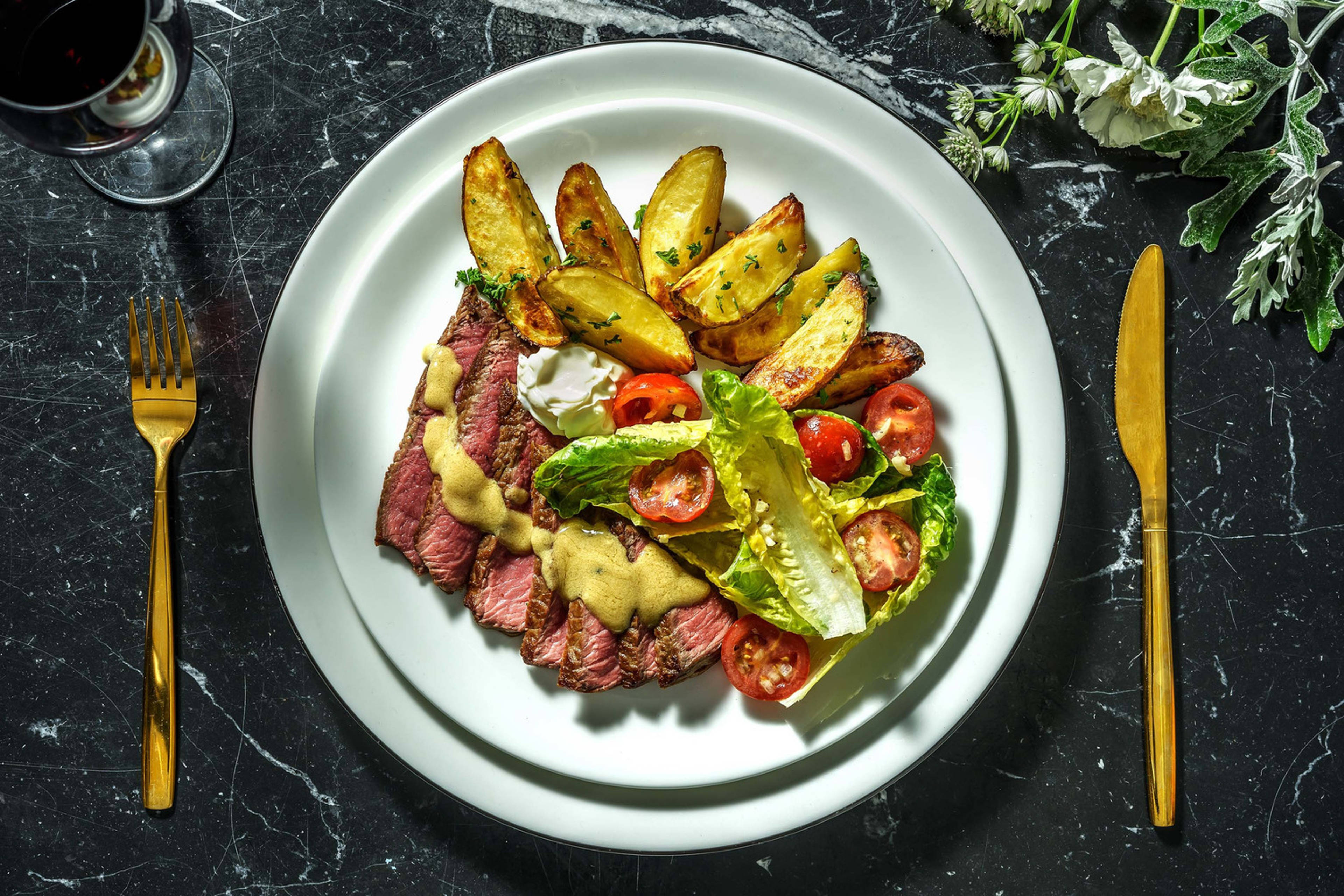 Filet mignon servi avec des pommes de terre à l'ail rôties persillées