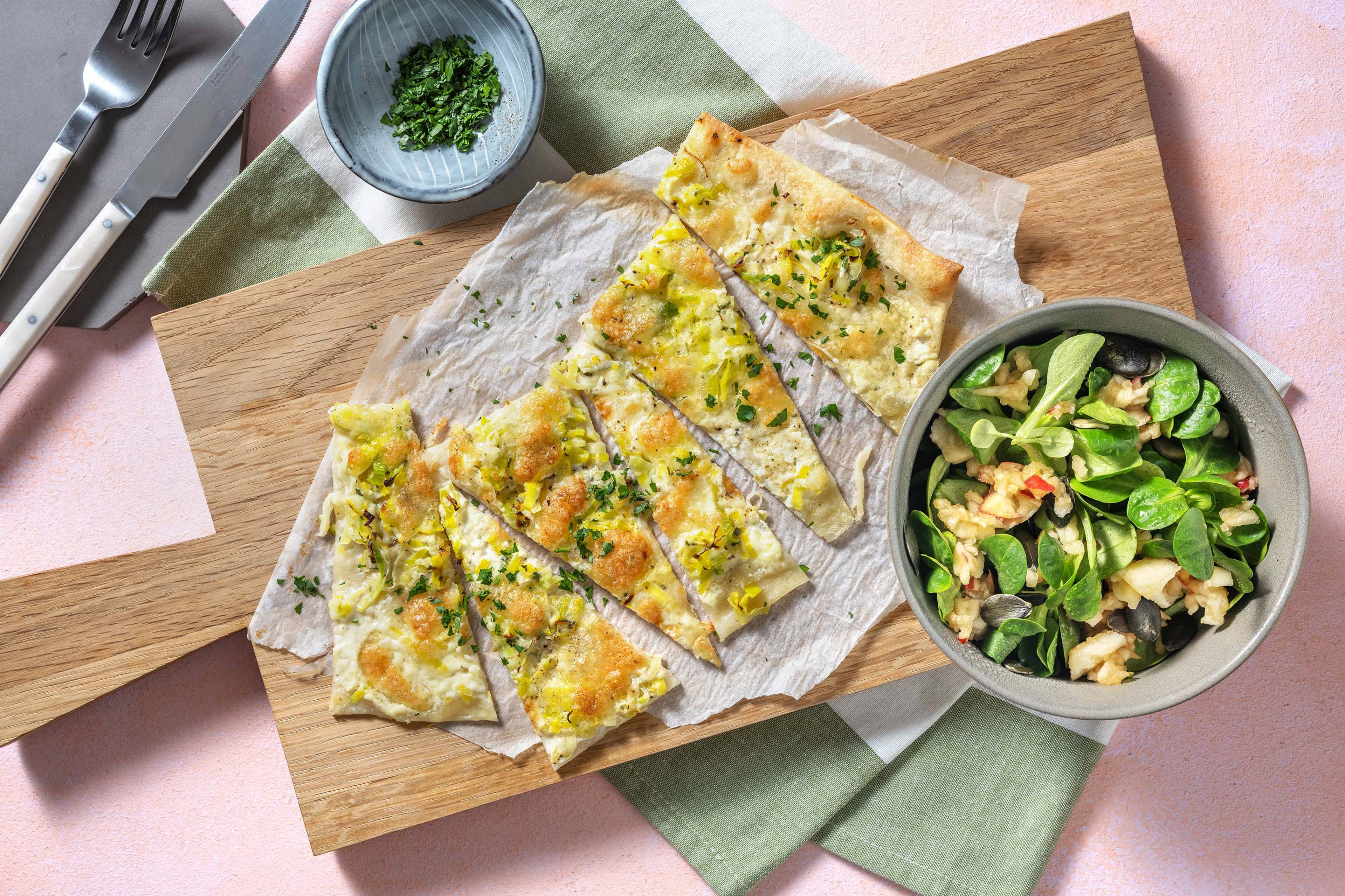 Flammkuchen mit Lauch und Mozzarella