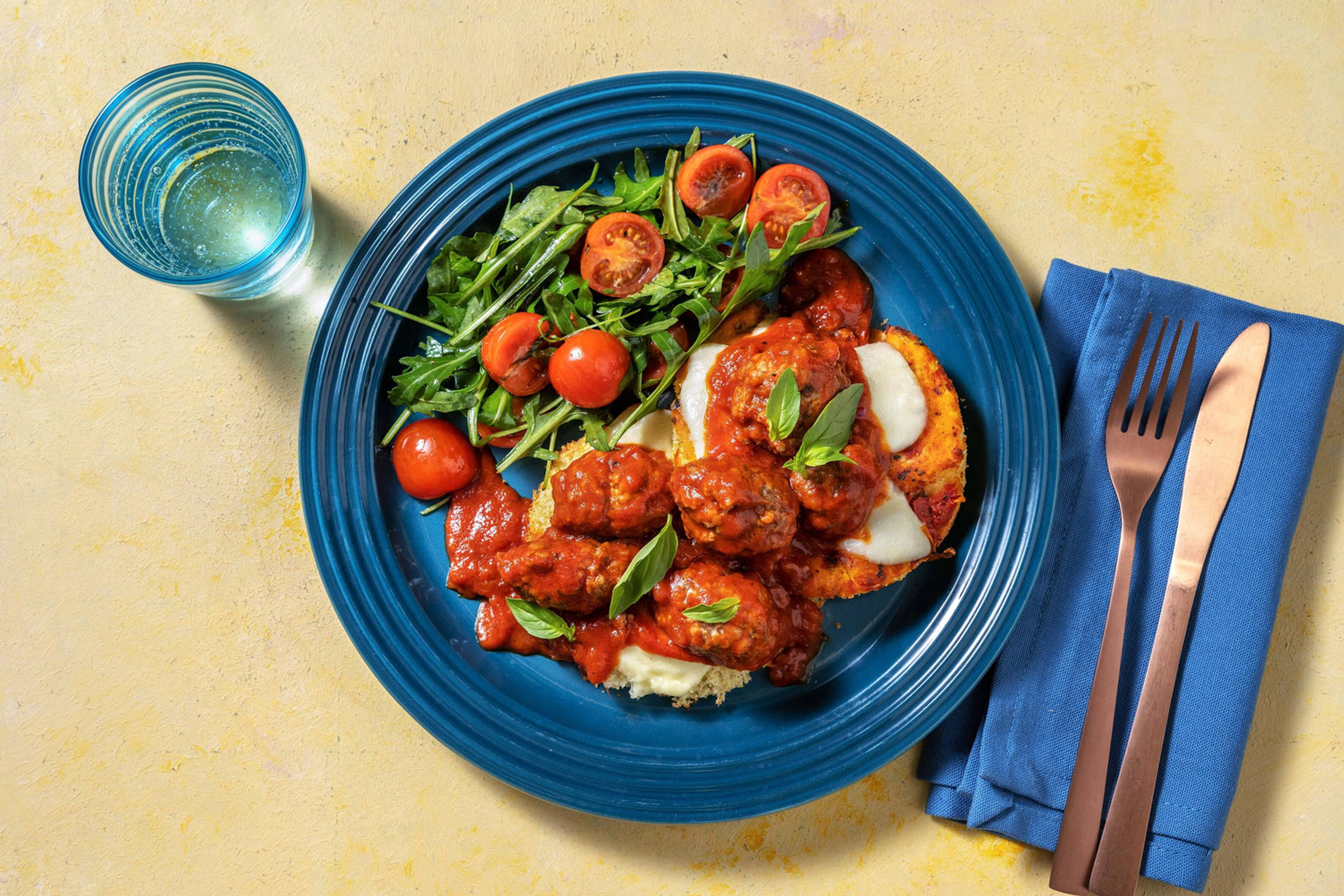 Foccacia garnie de boulettes de viande et mozzarella