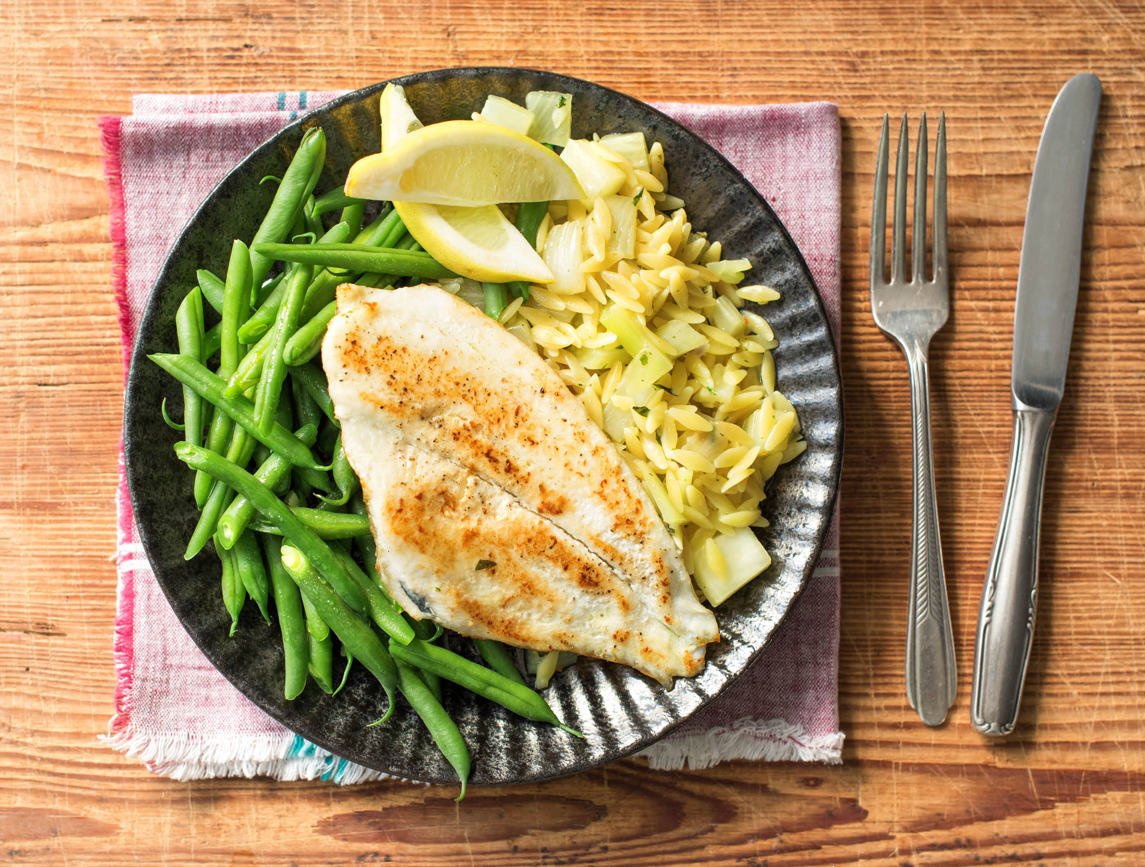 Gebakken scholfilet met smeuïge orzo en sperziebonen