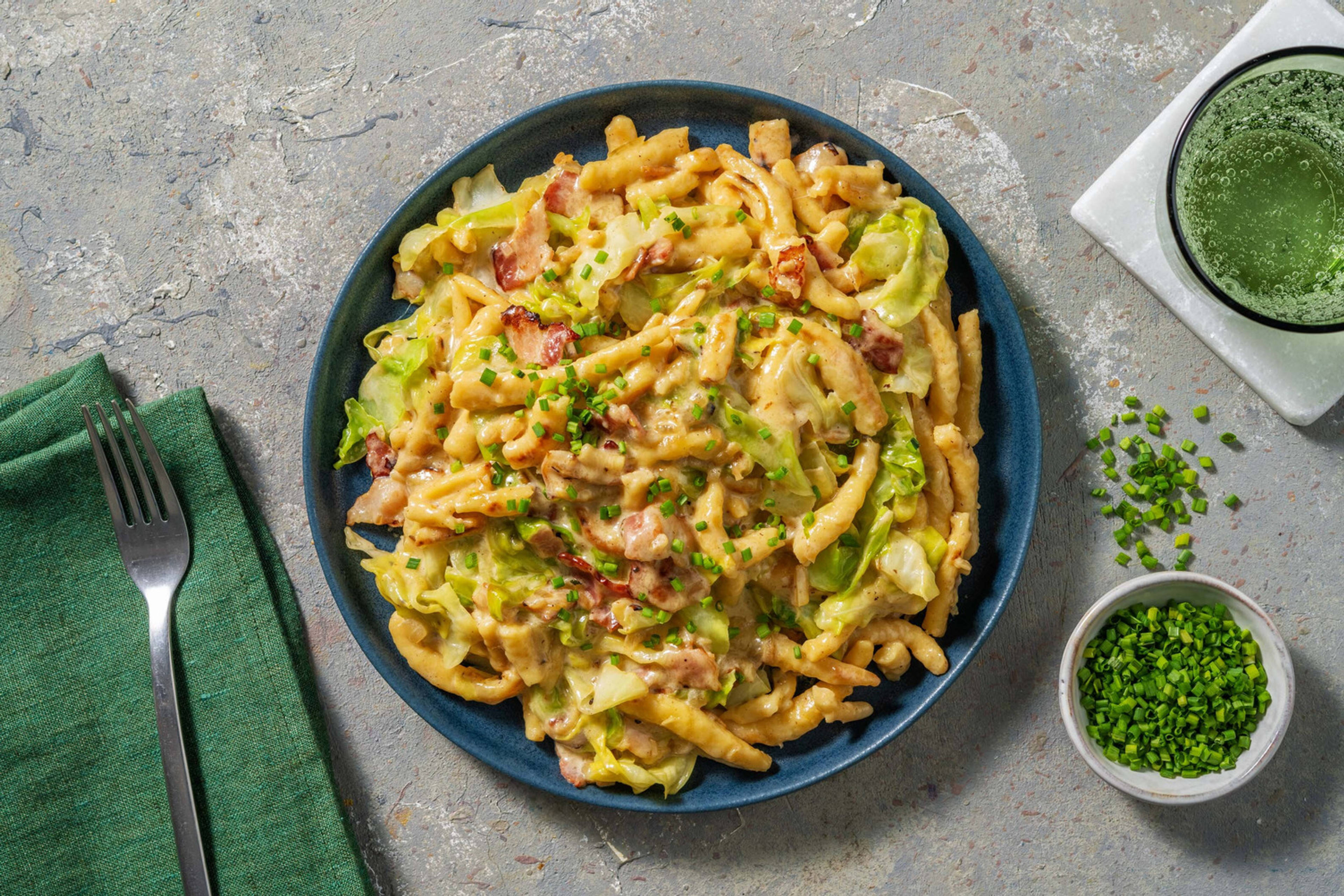 Gebratene Spätzli mit Speck und Spitzkohl