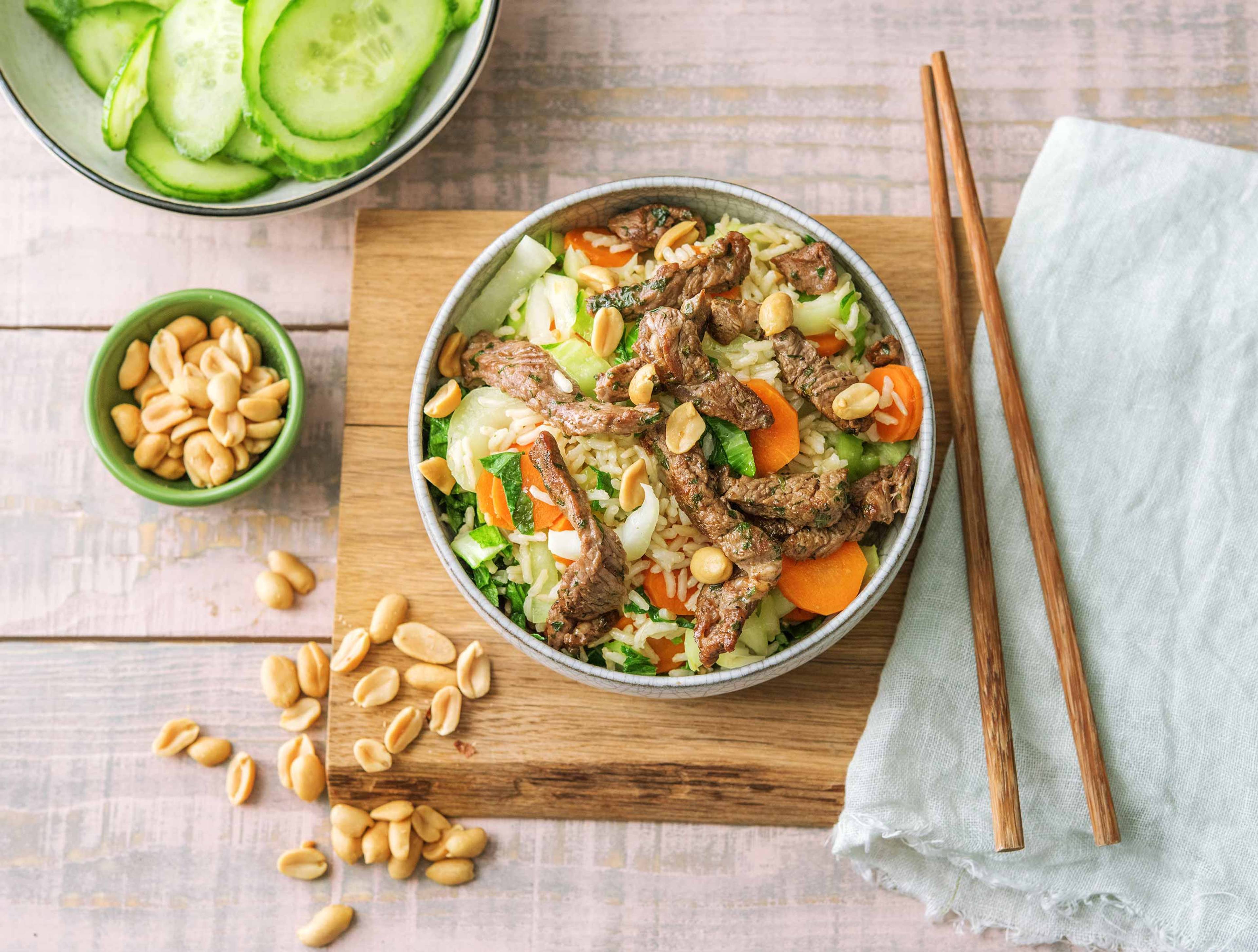 Gekruide biefstukreepjes met paksoi-nasi en komkommer