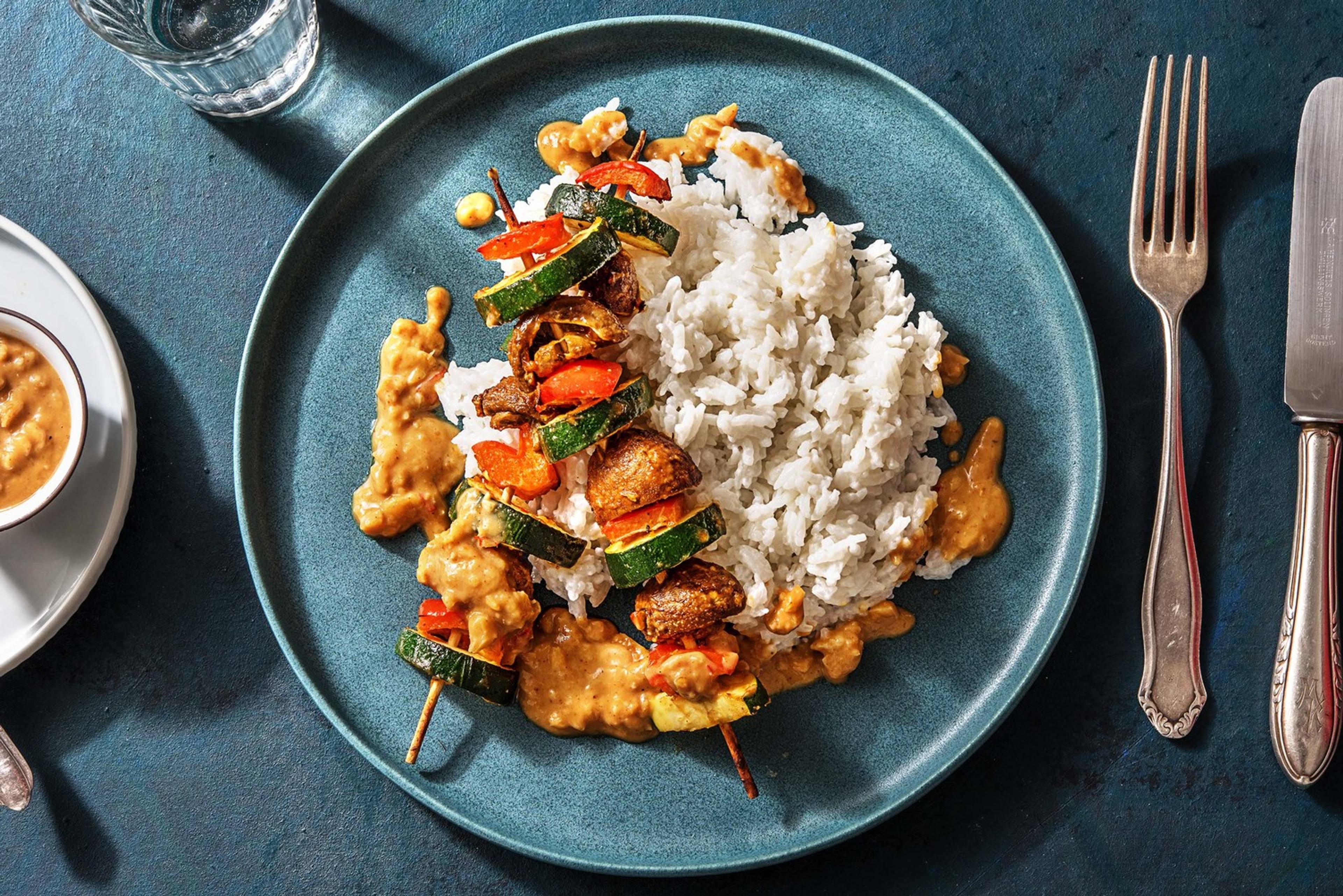 Gemüsespieße mit Satay-Soße, dazu Kokosreis