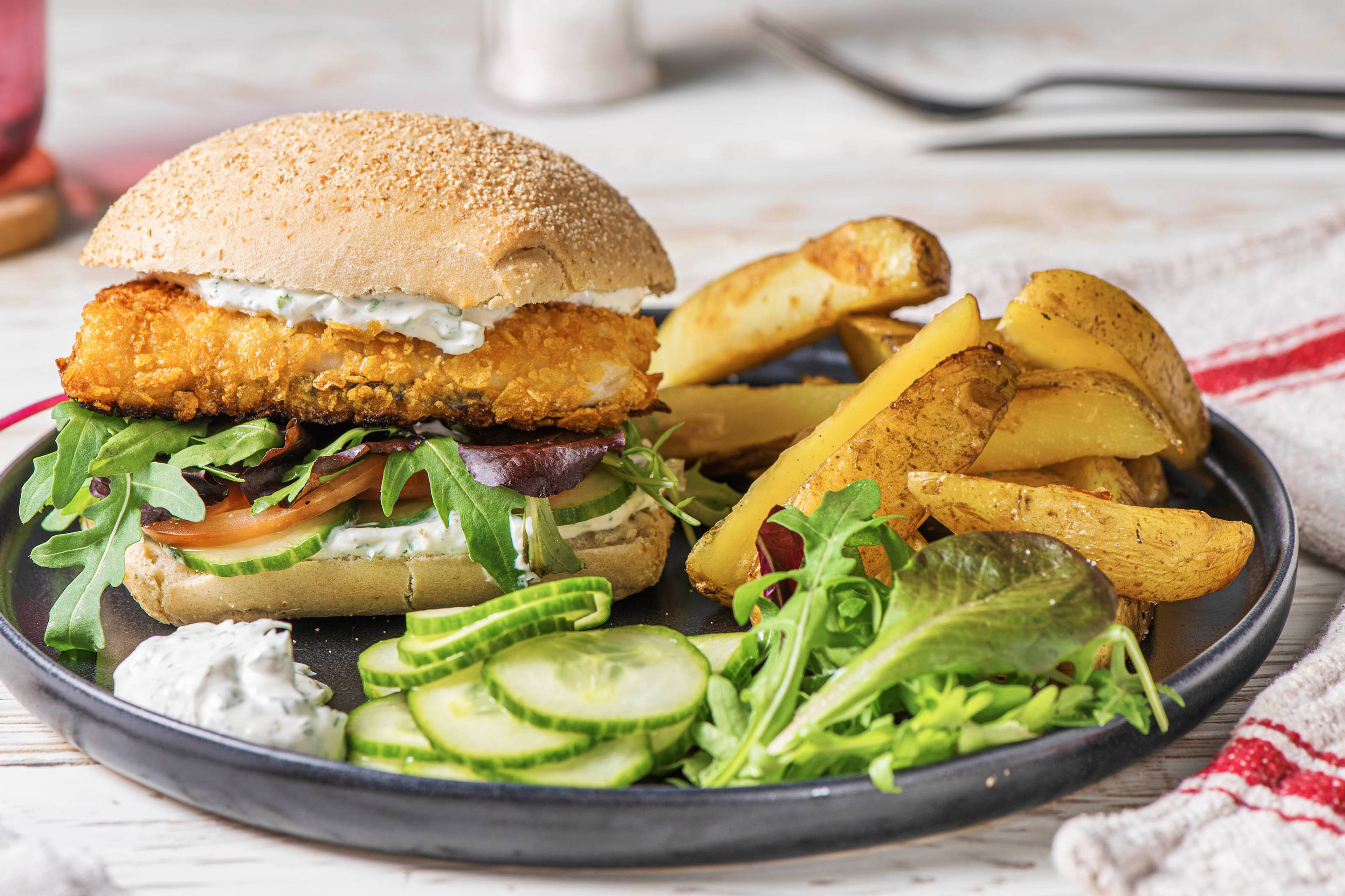 Hamburger de poisson pané et yaourt à l’aneth