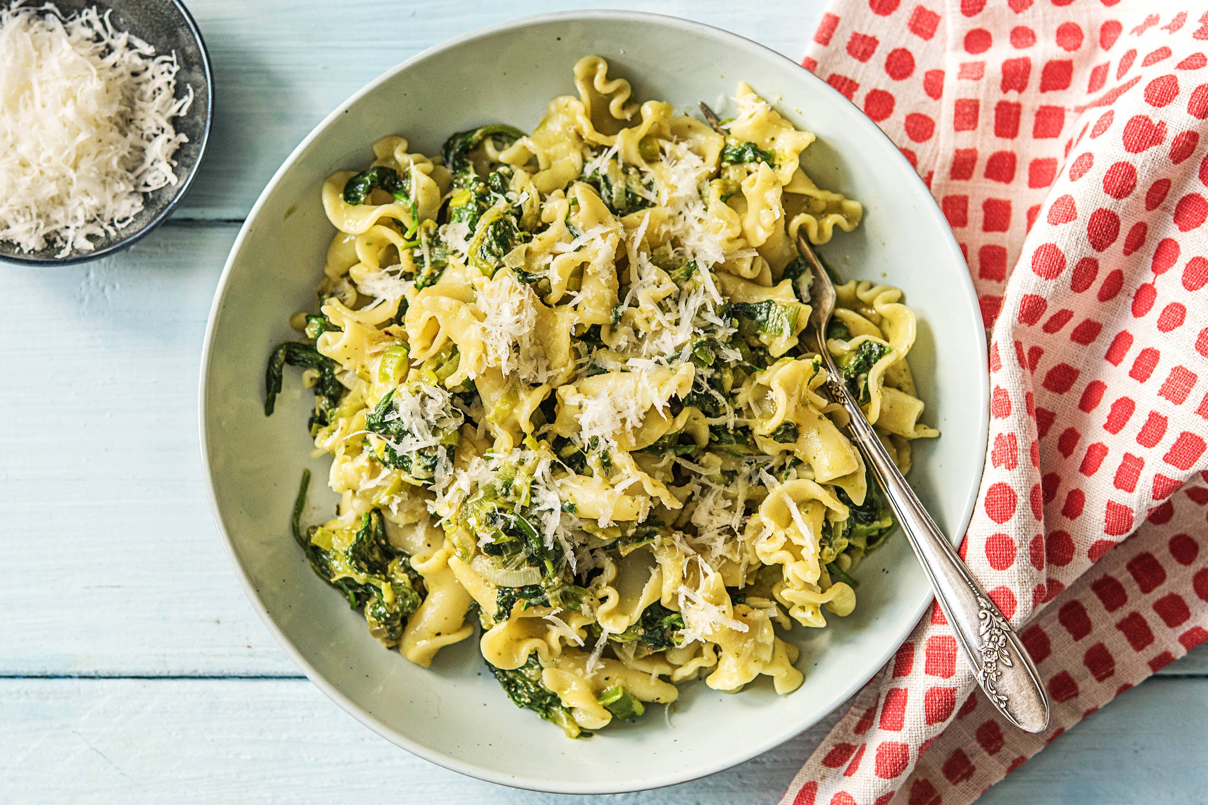 Gigli met spinazie-preisaus en groene pesto