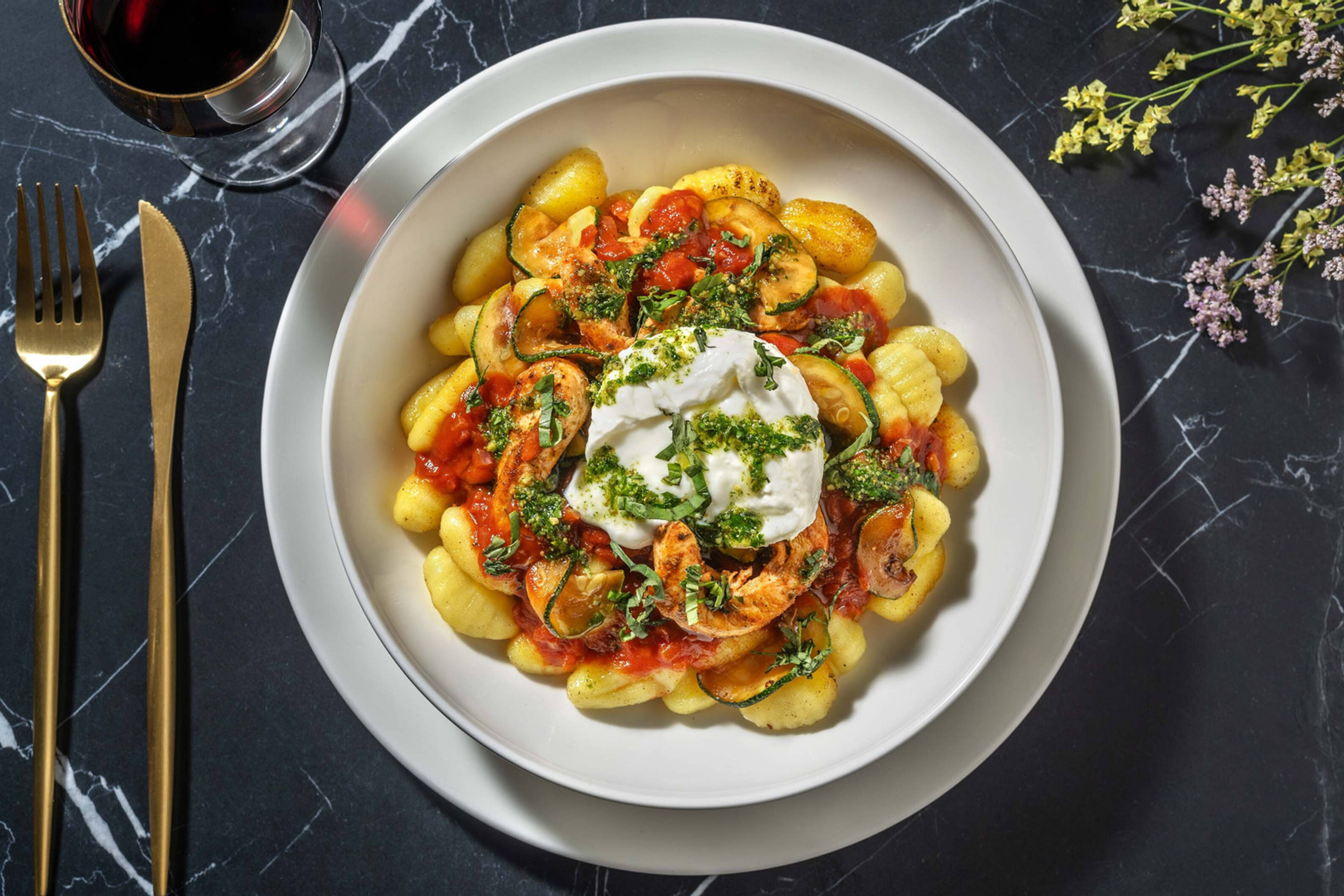 Gebakken gnocchi met gemarineerde kipfilethaasjes