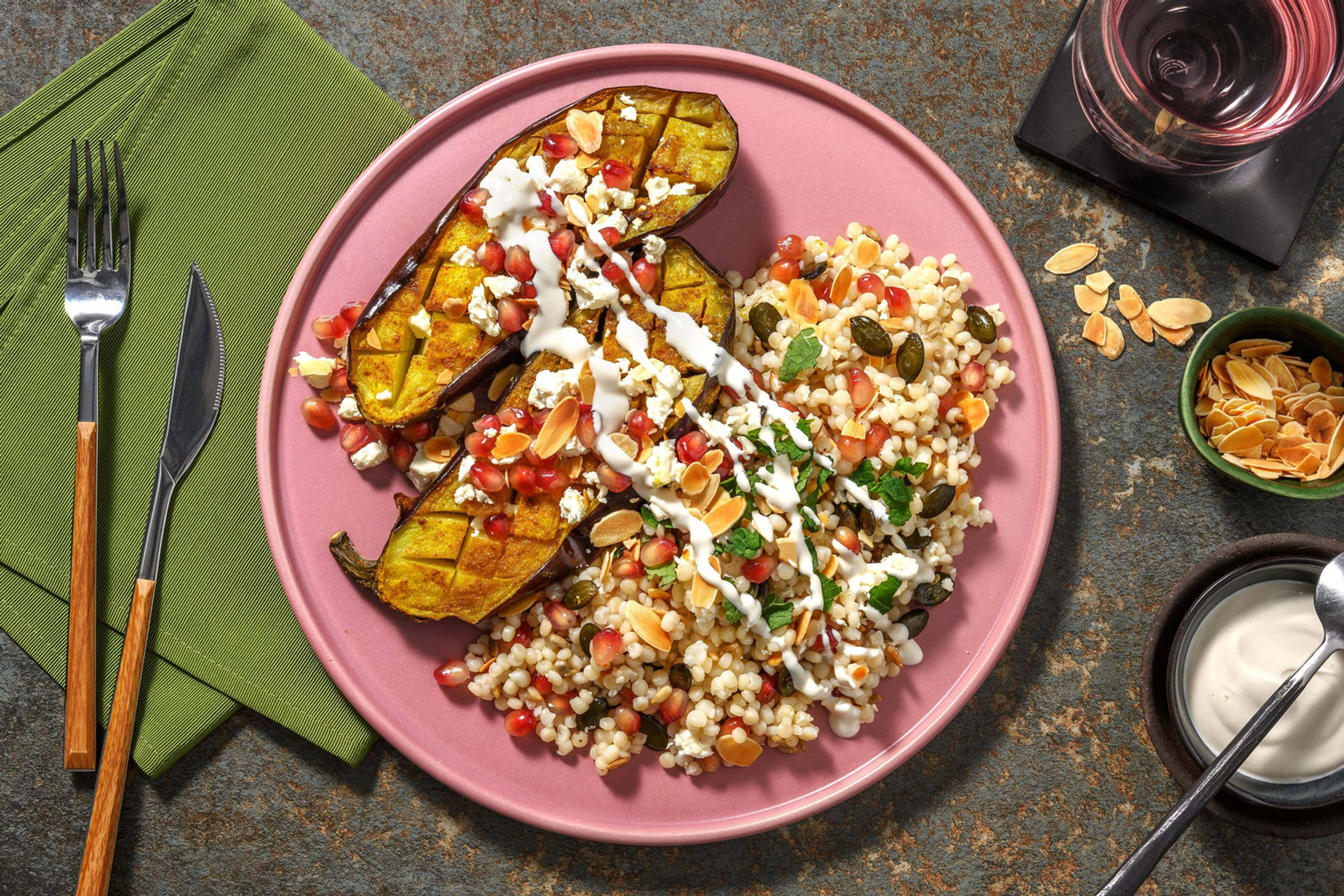 Aubergine uit de oven met witte kaas en granaatappelpitjes