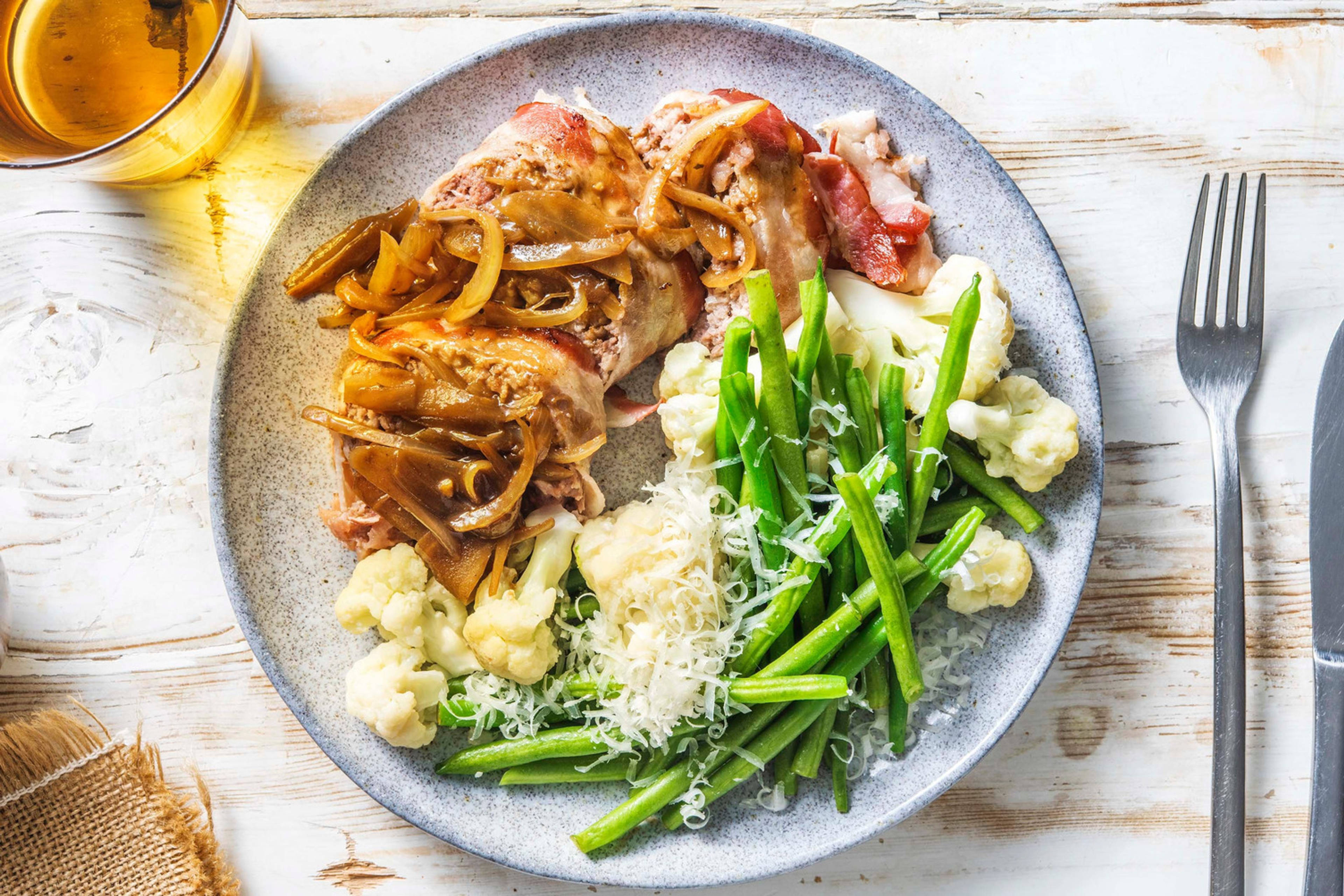Hackbraten im Baconmantel mit Zwiebelsoße
