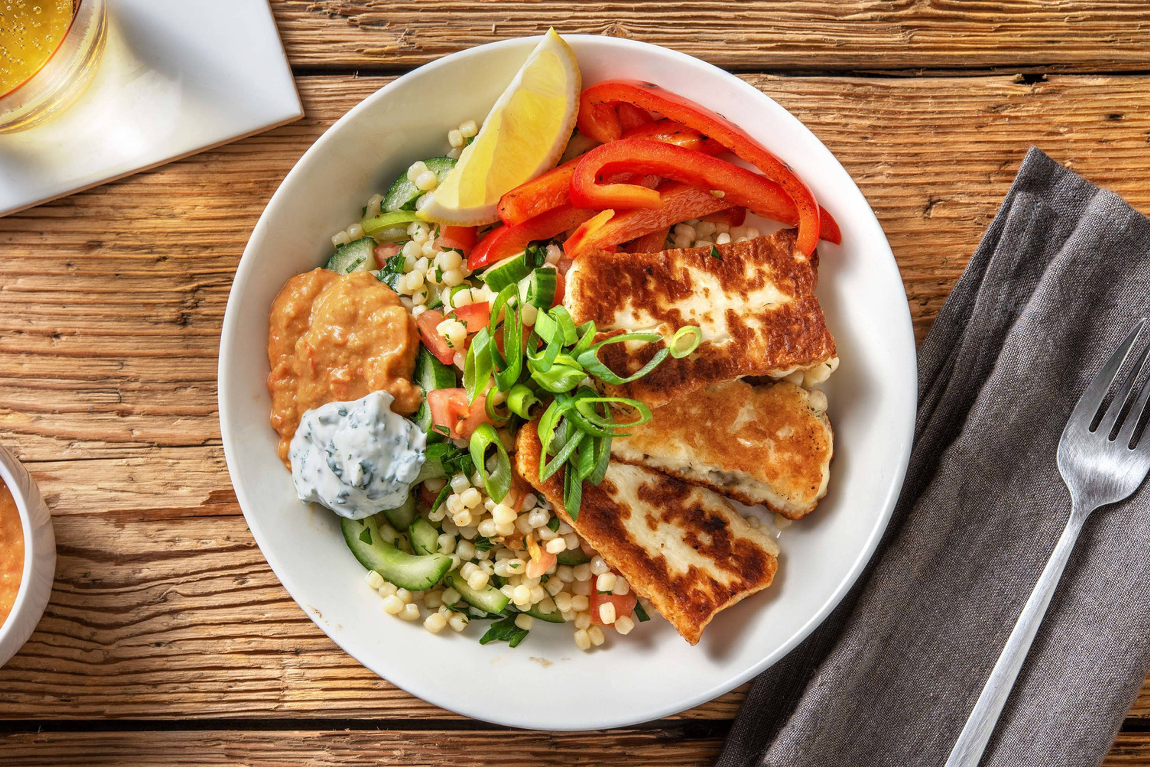 Halloumi auf Perlencouscous-Tabouleh