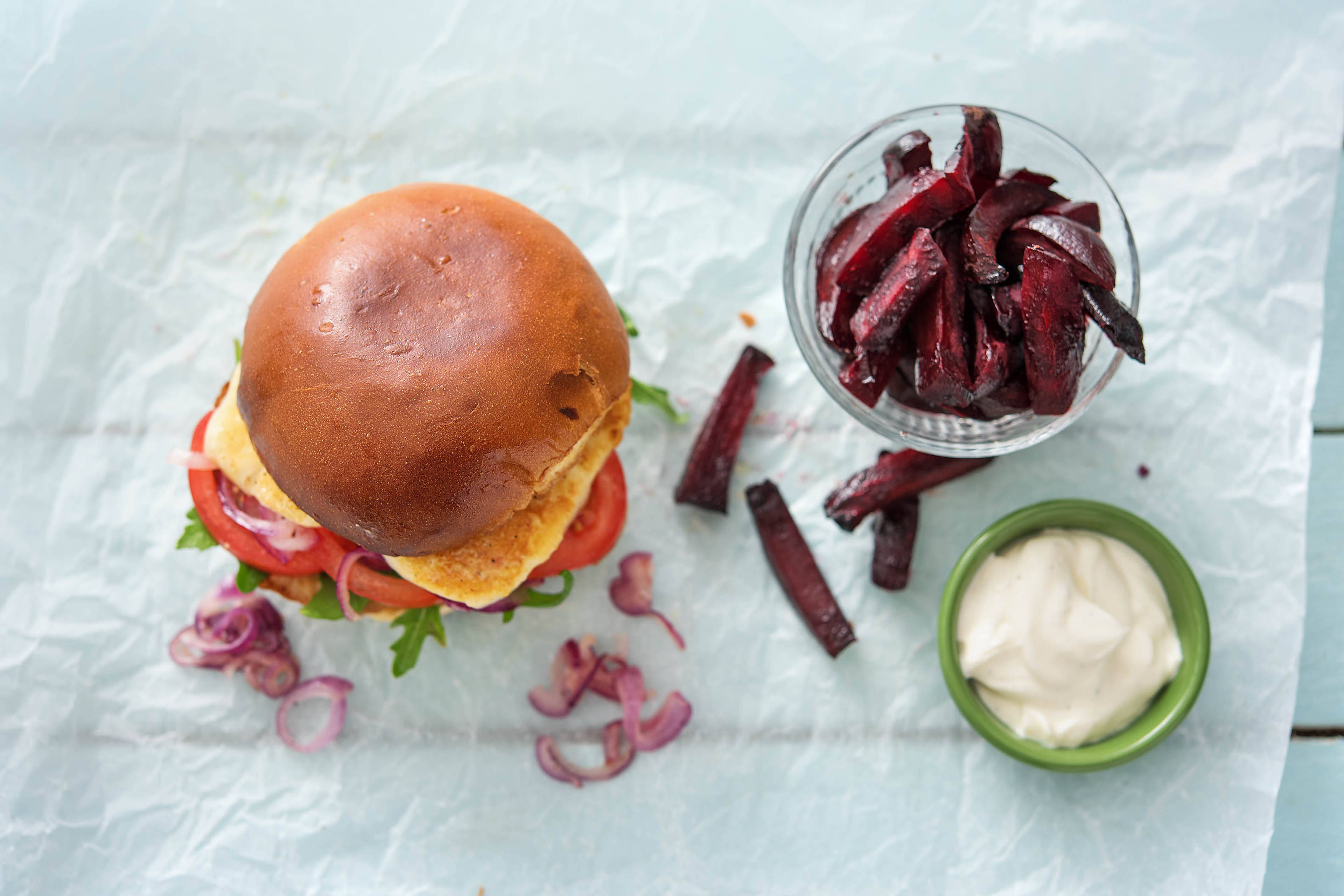 Halloumi-Burger mit Rote Bete-Sticks