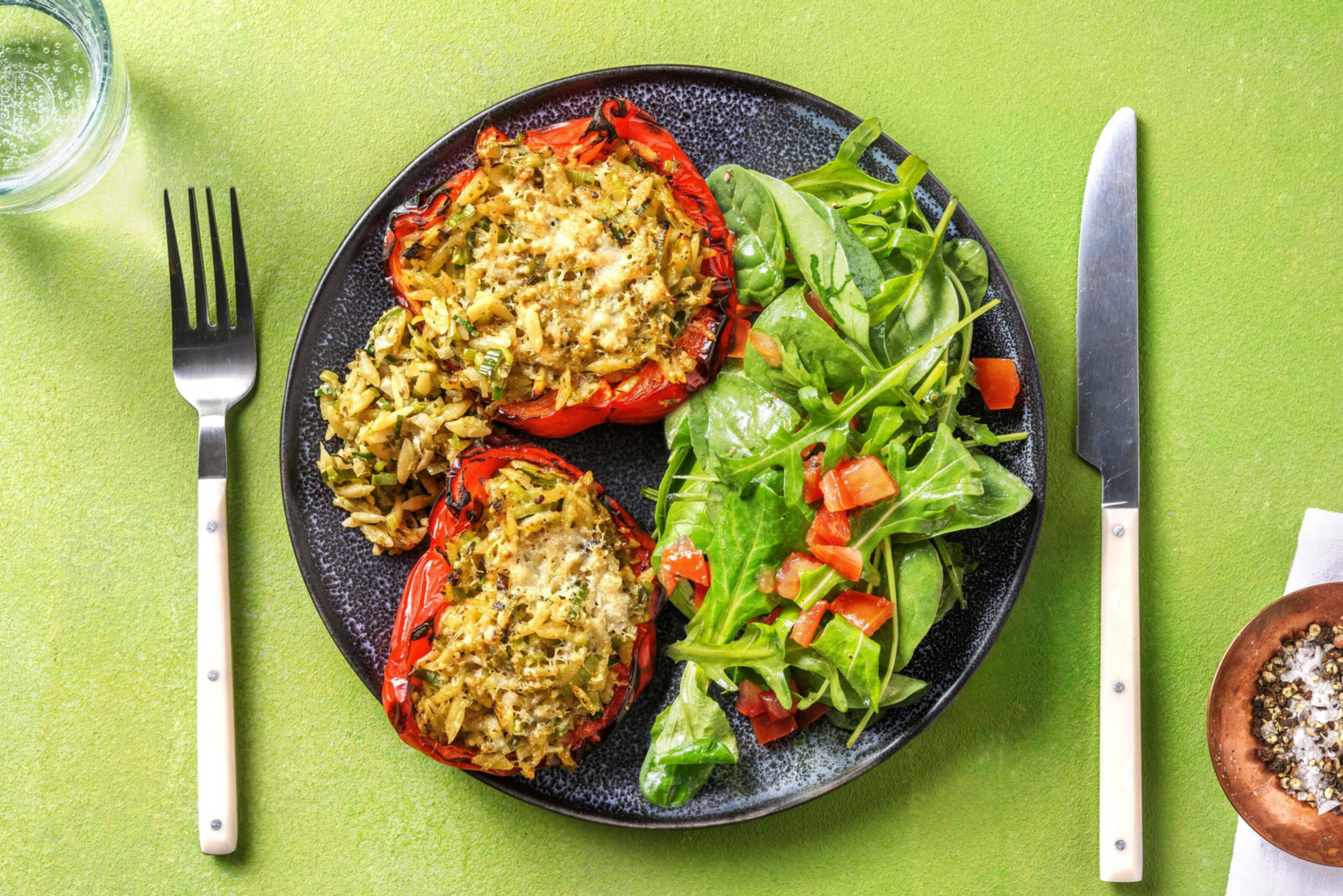 Halve paprika's gevuld met orzo, kaas en prei