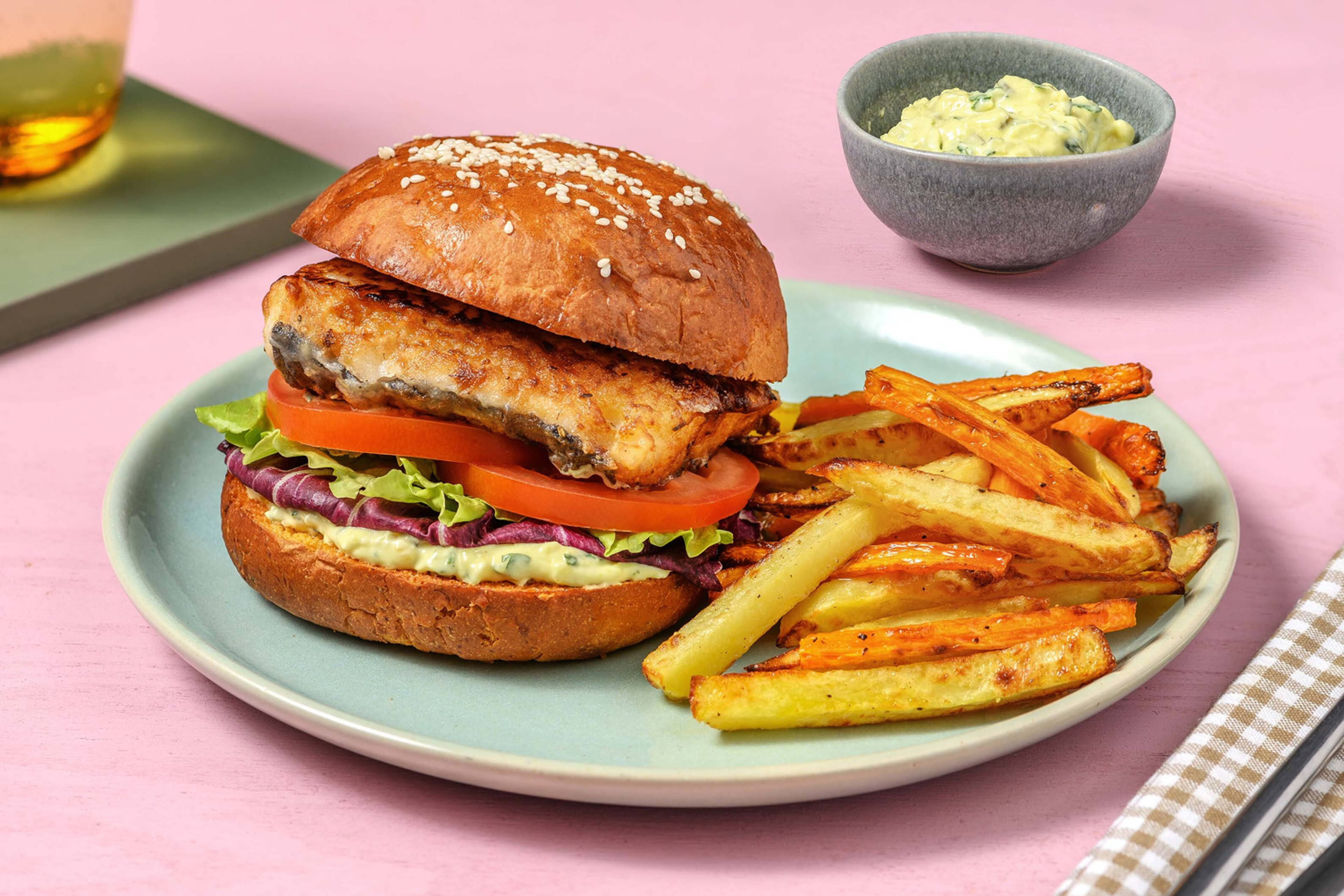 Hamburger de poisson maison, sauce ravigote