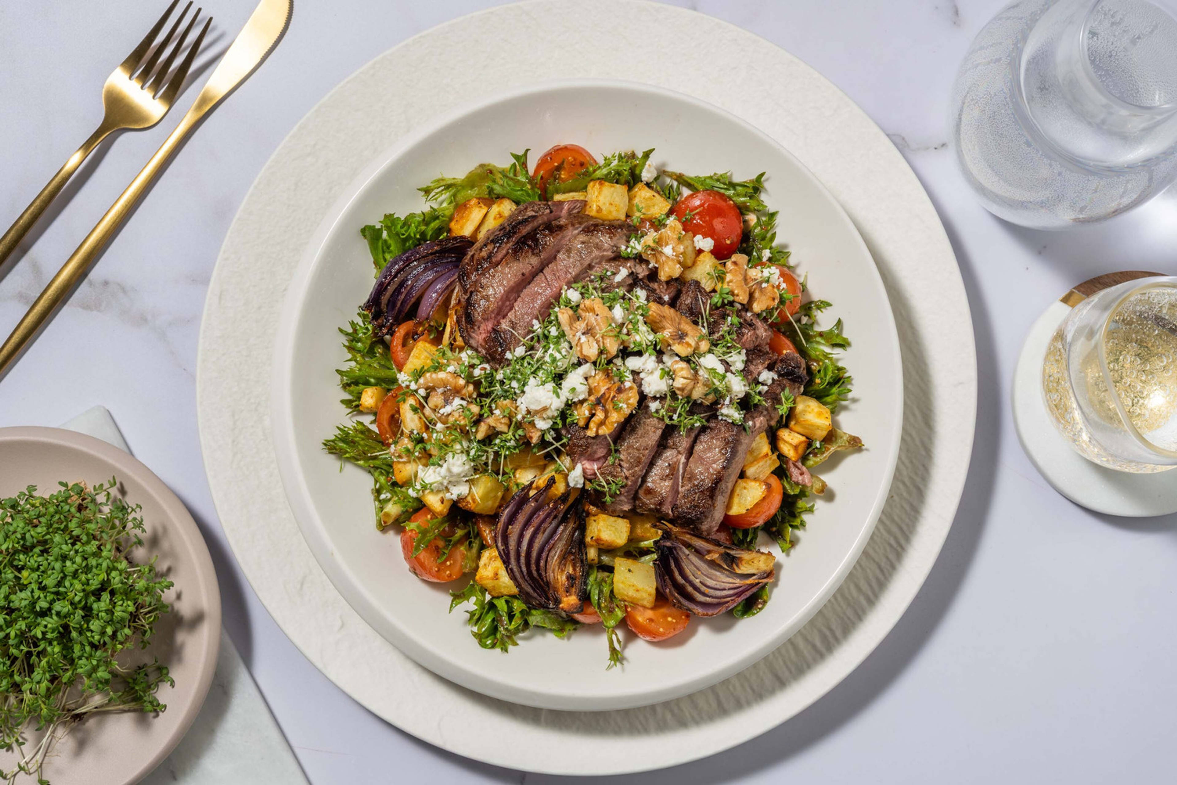 Hirschsteak-Salat mit Pflaumen-Vinaigrette