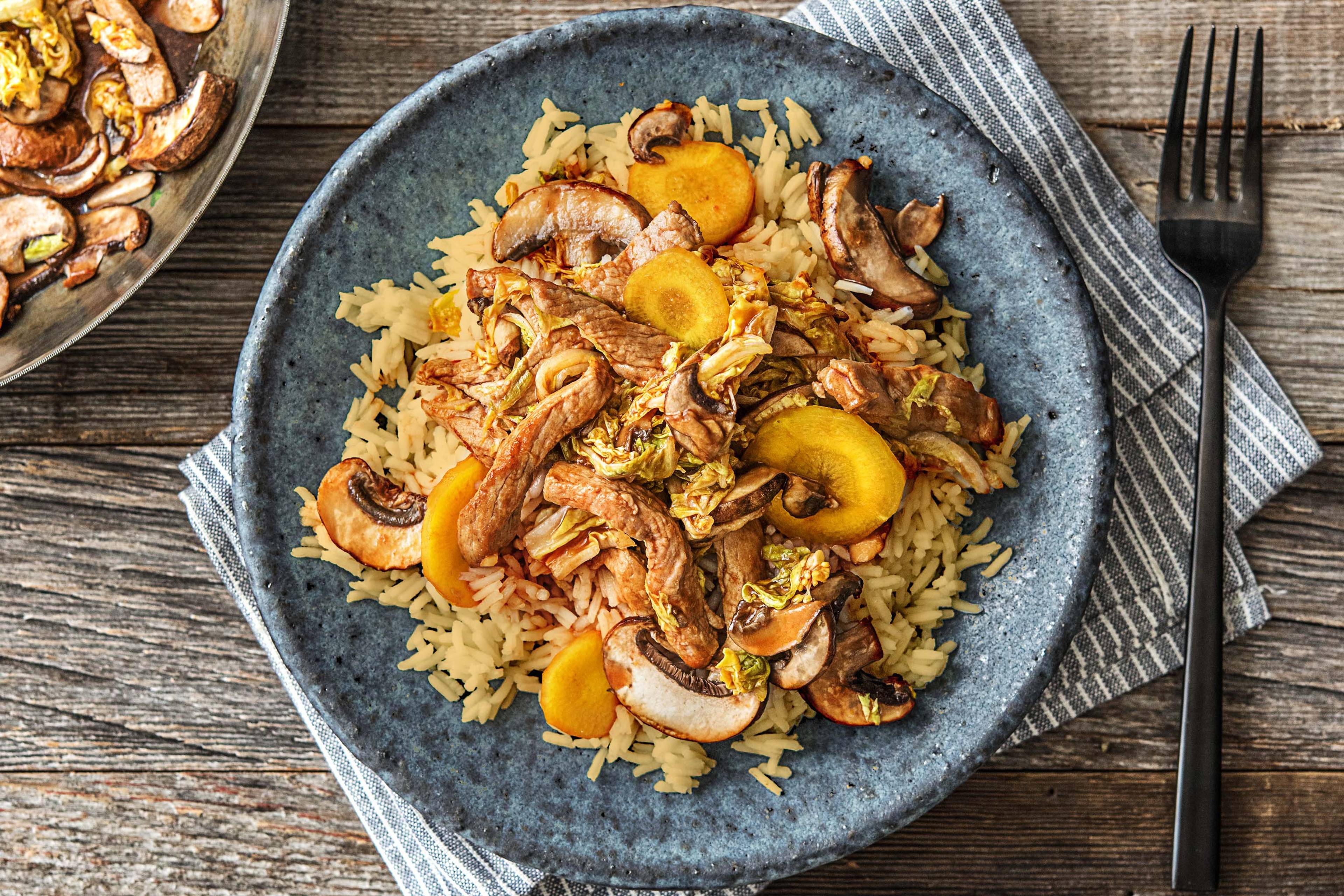 Indische rijst met varkenshaasreepjes, zoetzure saus, oosterse groenten