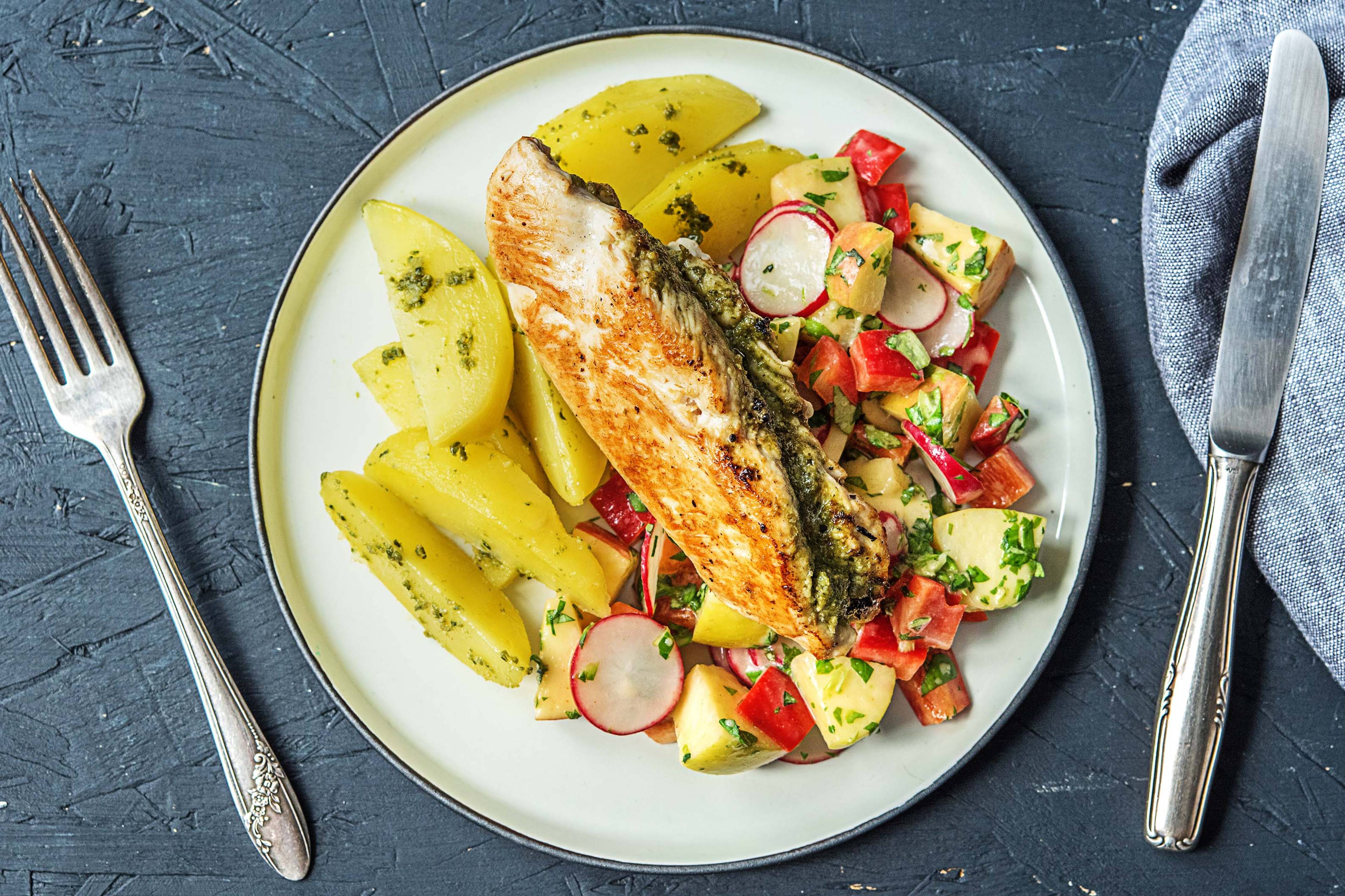 Kipfilet met pestoaardappelen, kleurrijke zomersalade