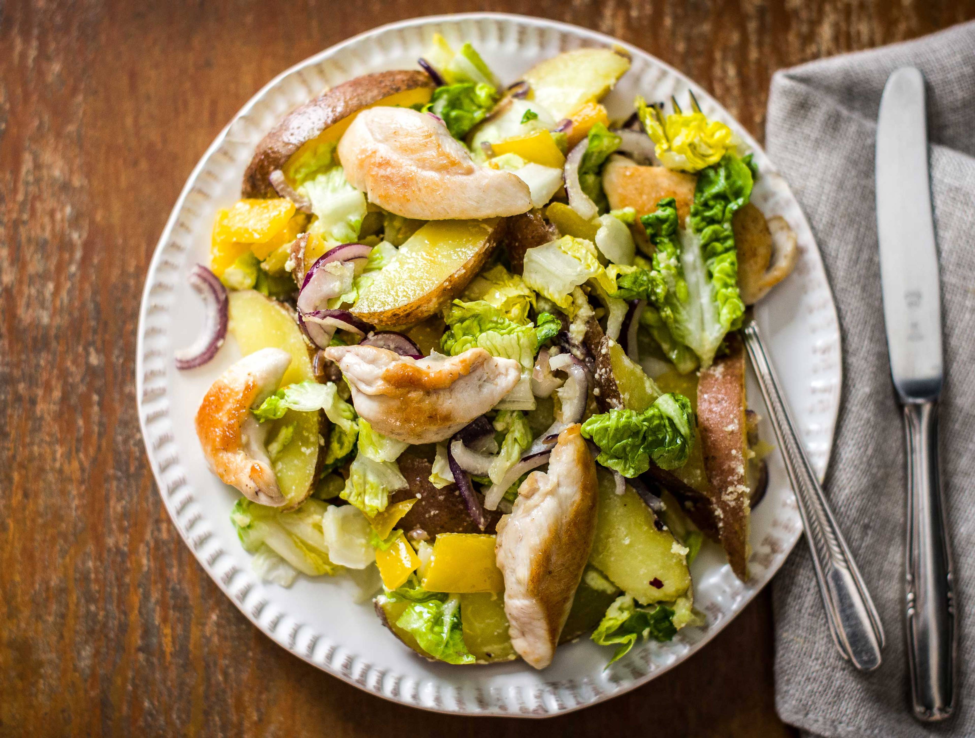 Filet de poulet, salade colorée et vinaigrette au grana padano