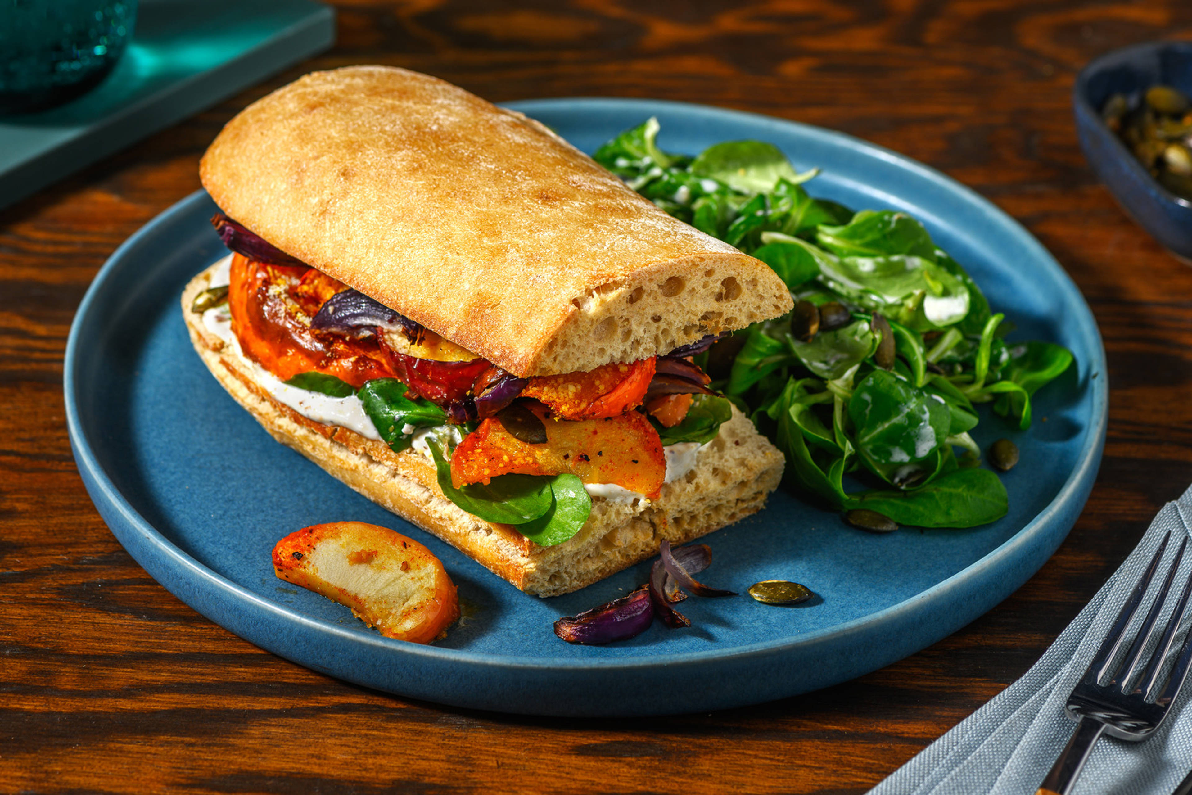 Kürbis & Apfel gefülltes Sandwich mit Zwiebelringen