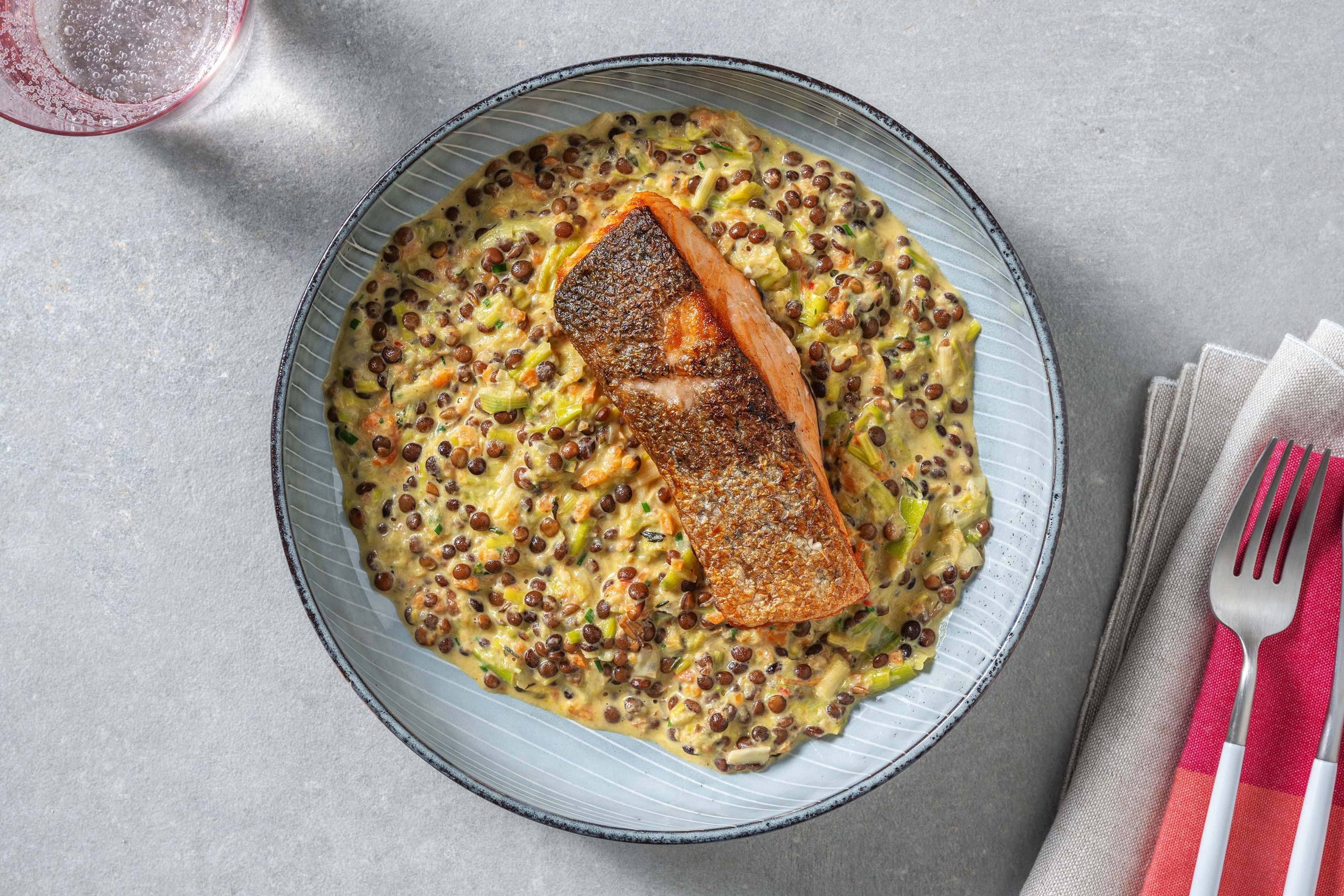 Lachs auf Lauchgemüse mit scharfen Linsen