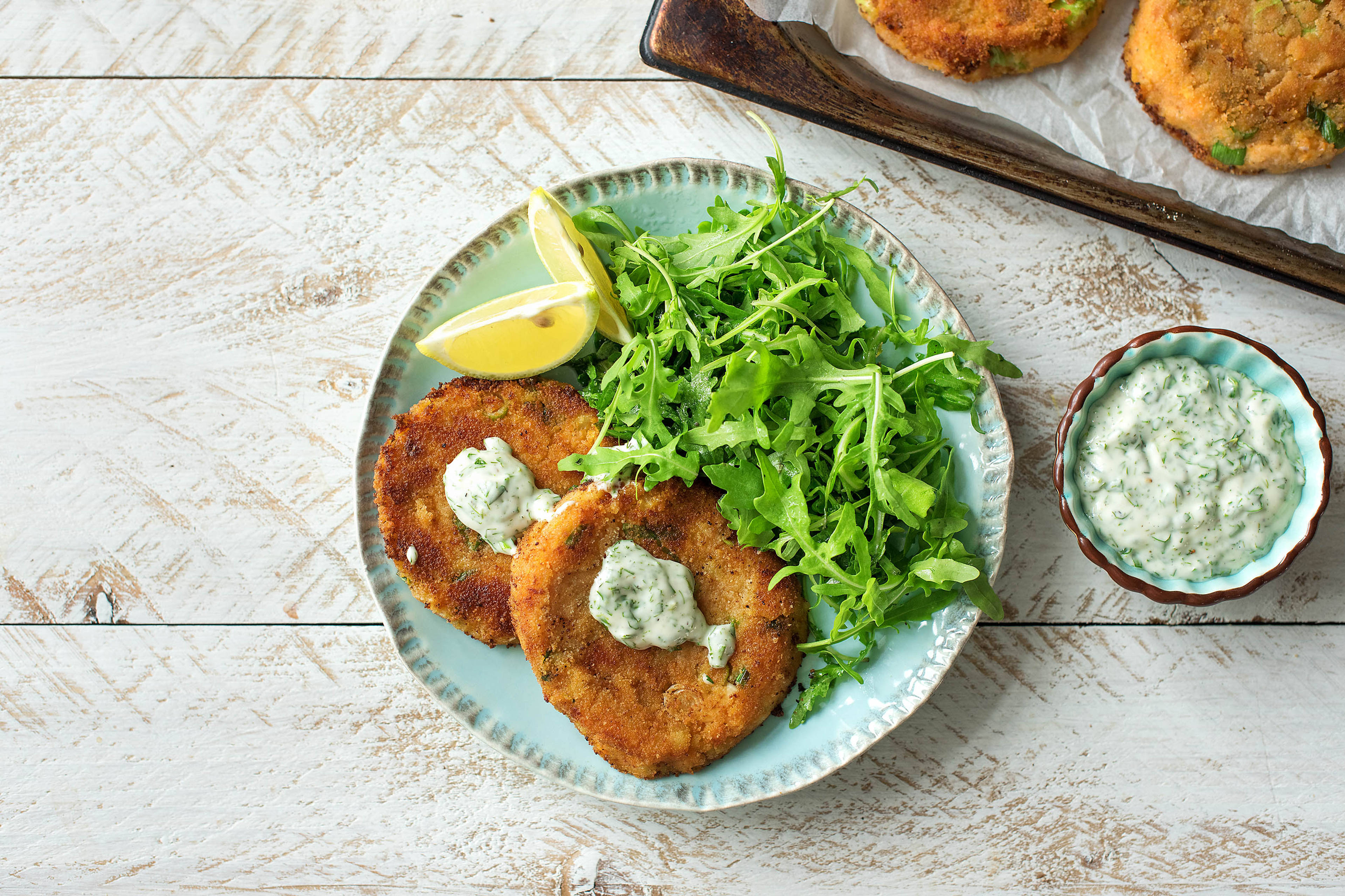 Lachs-Süßkartoffel-Taler mit Kräuterdip