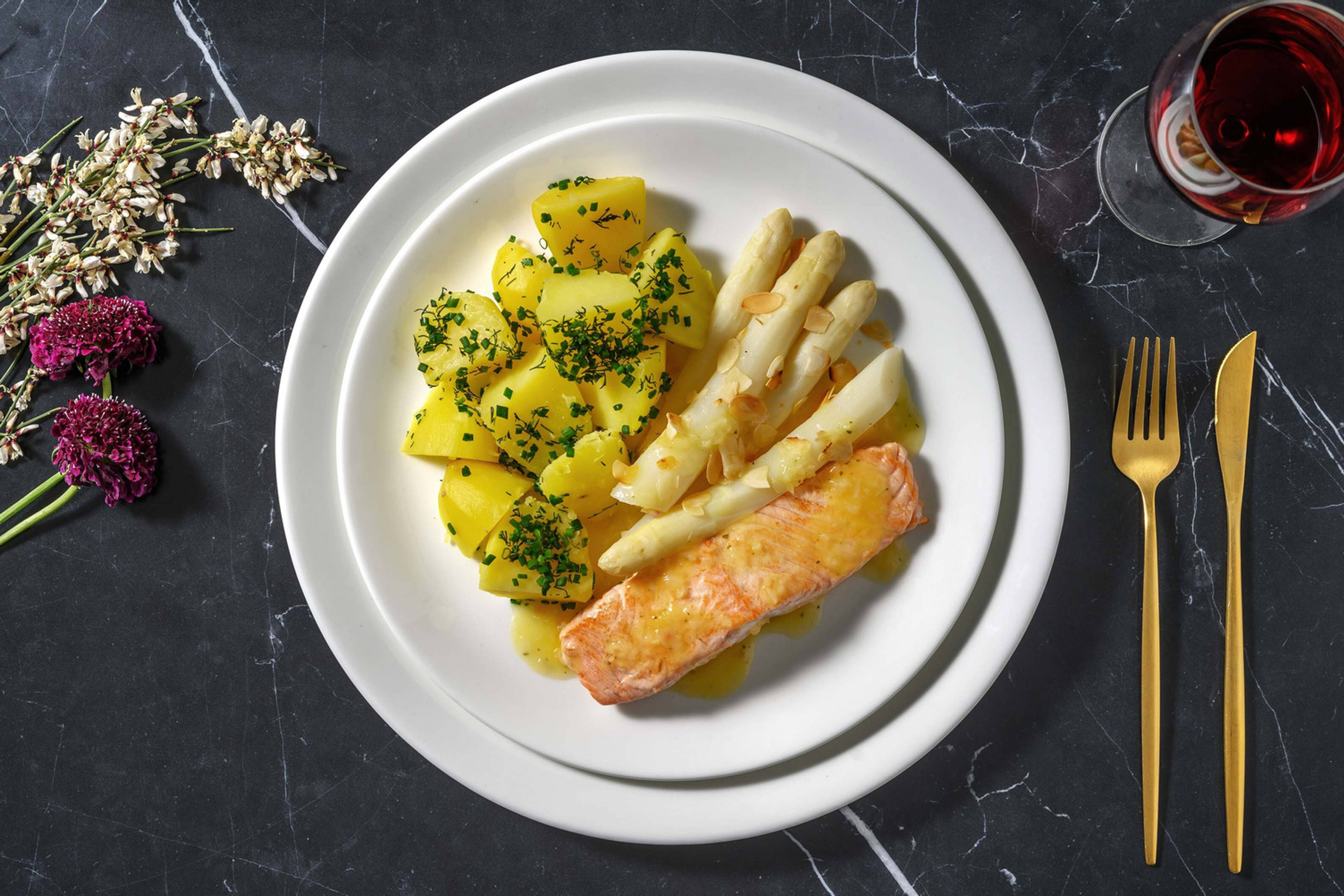 Lachsfilet mit Spargel und Orangen-Butter-Sauce