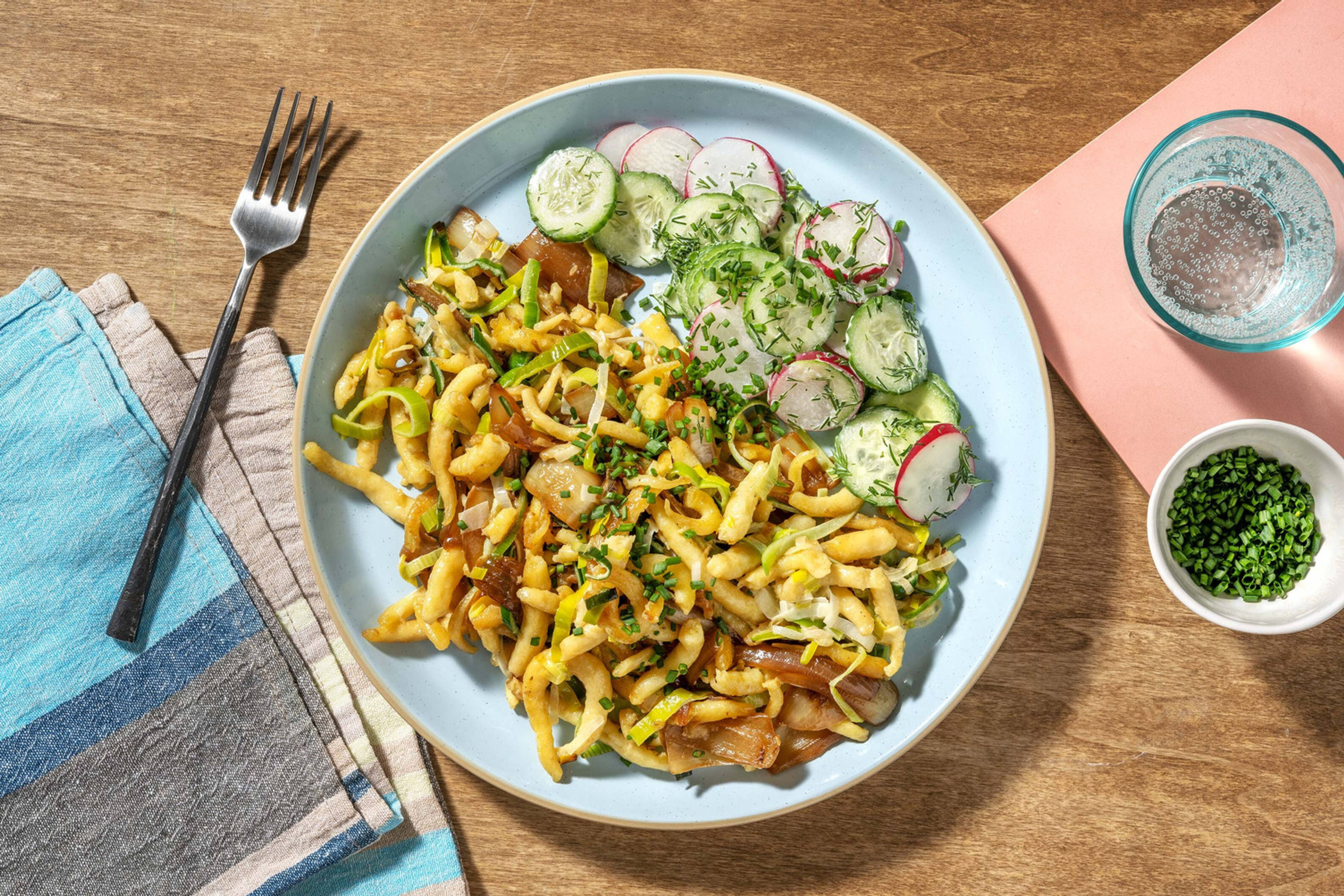 Lauch-Spätzli-Pfanne mit Schmelzzwiebeln