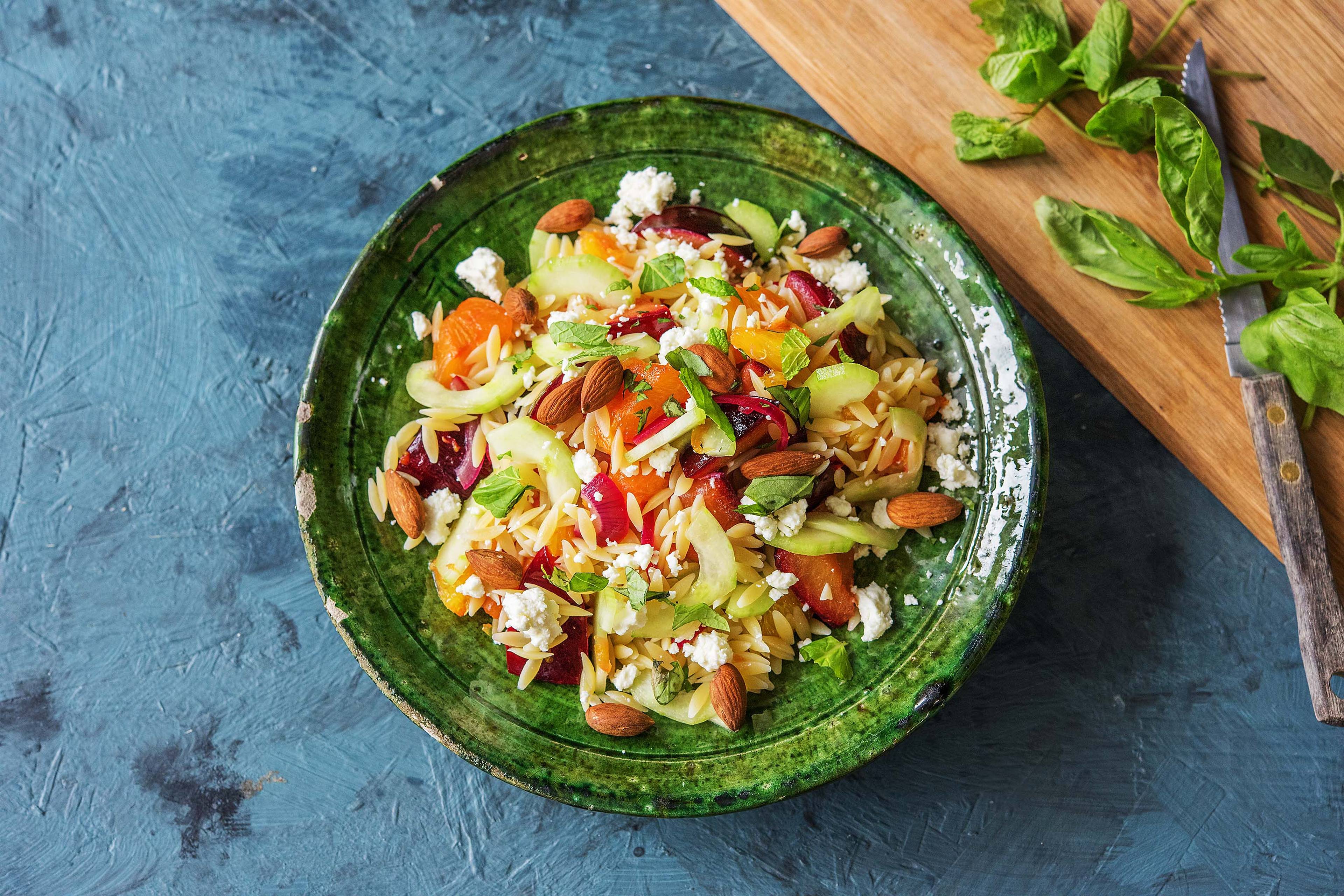 Lauwarmer Orzo-Salat mit Pflaumen