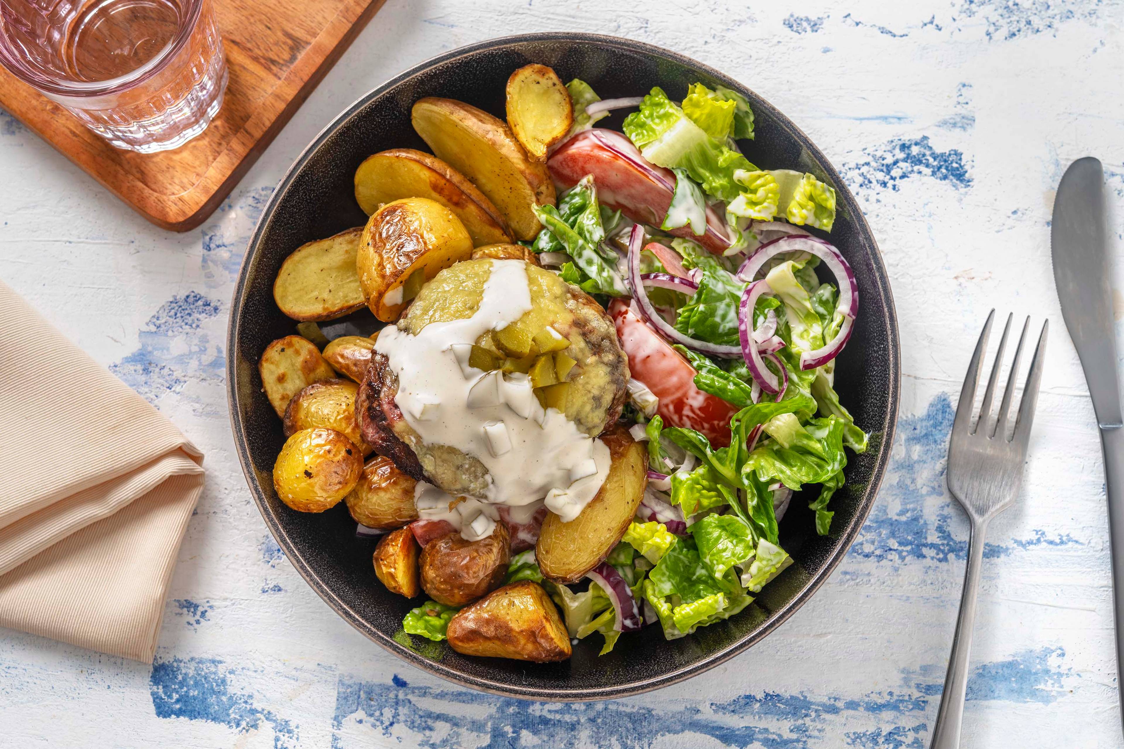 Burger de bœuf et salade fraîche de romaine