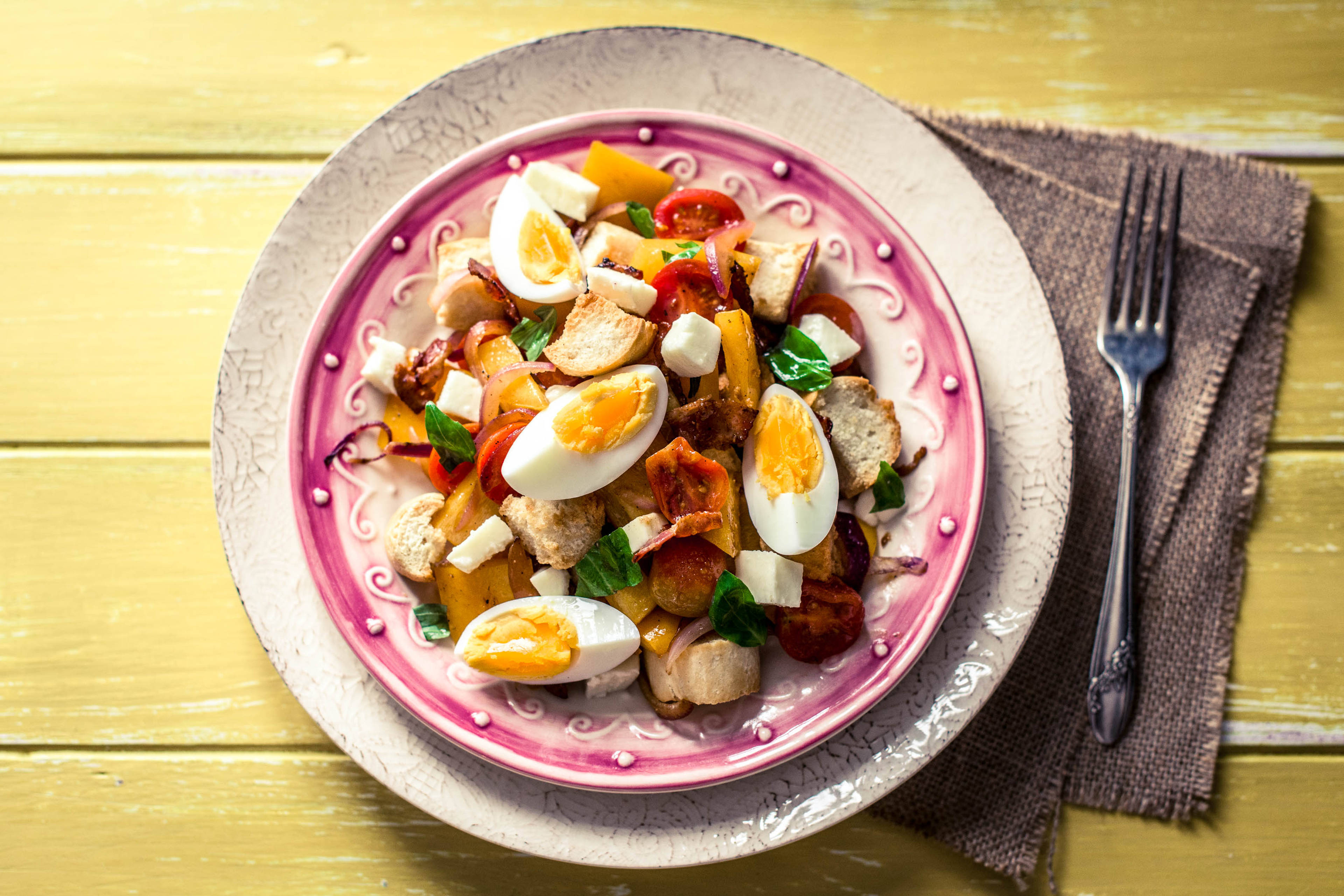 Mediterraner „Panzanella“ mit Bacon,