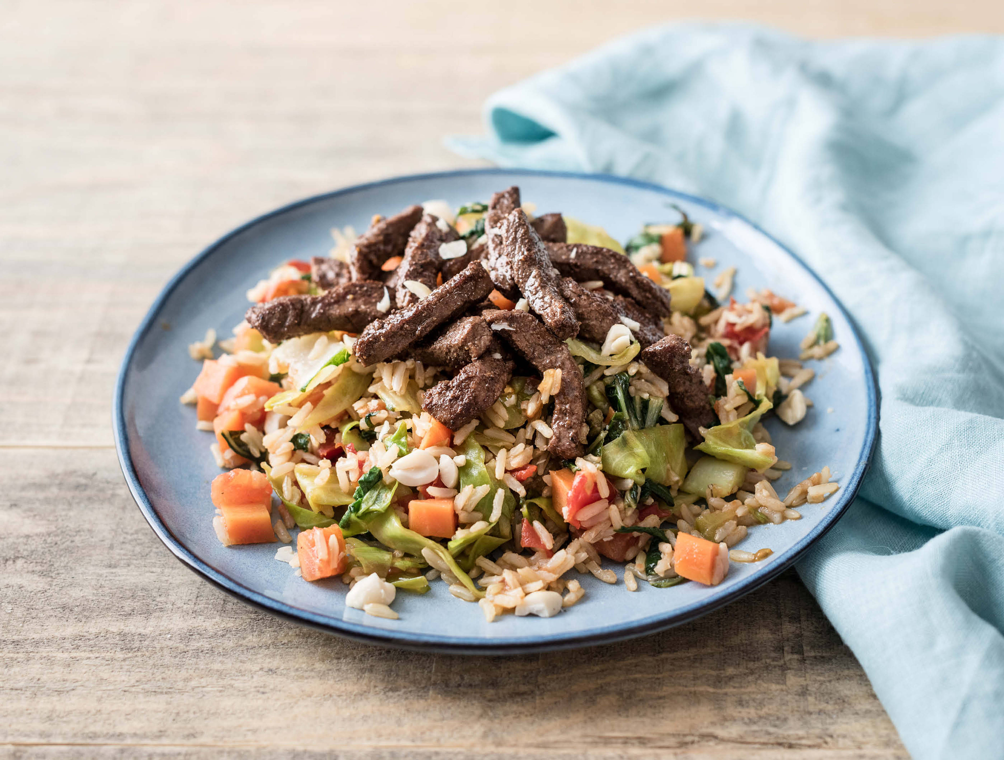Nasi met gekruide biefstukreepjes en Oosterse groentemix