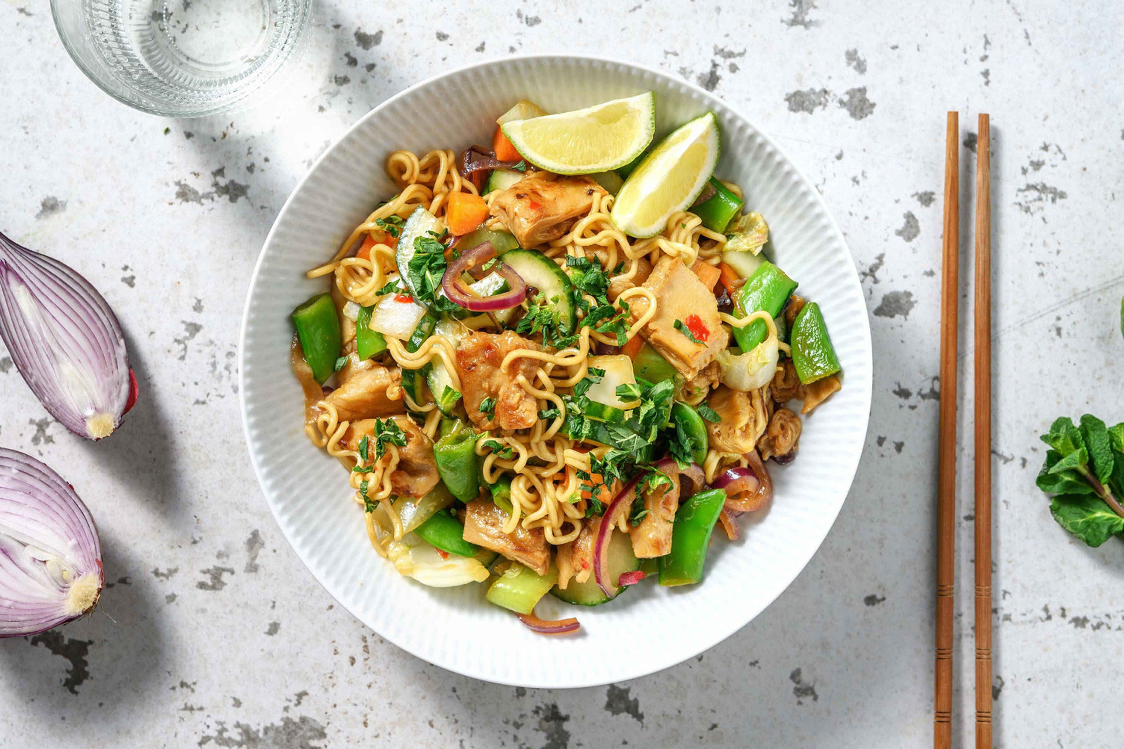 Oosterse noedels met vegetarische kipstukjes