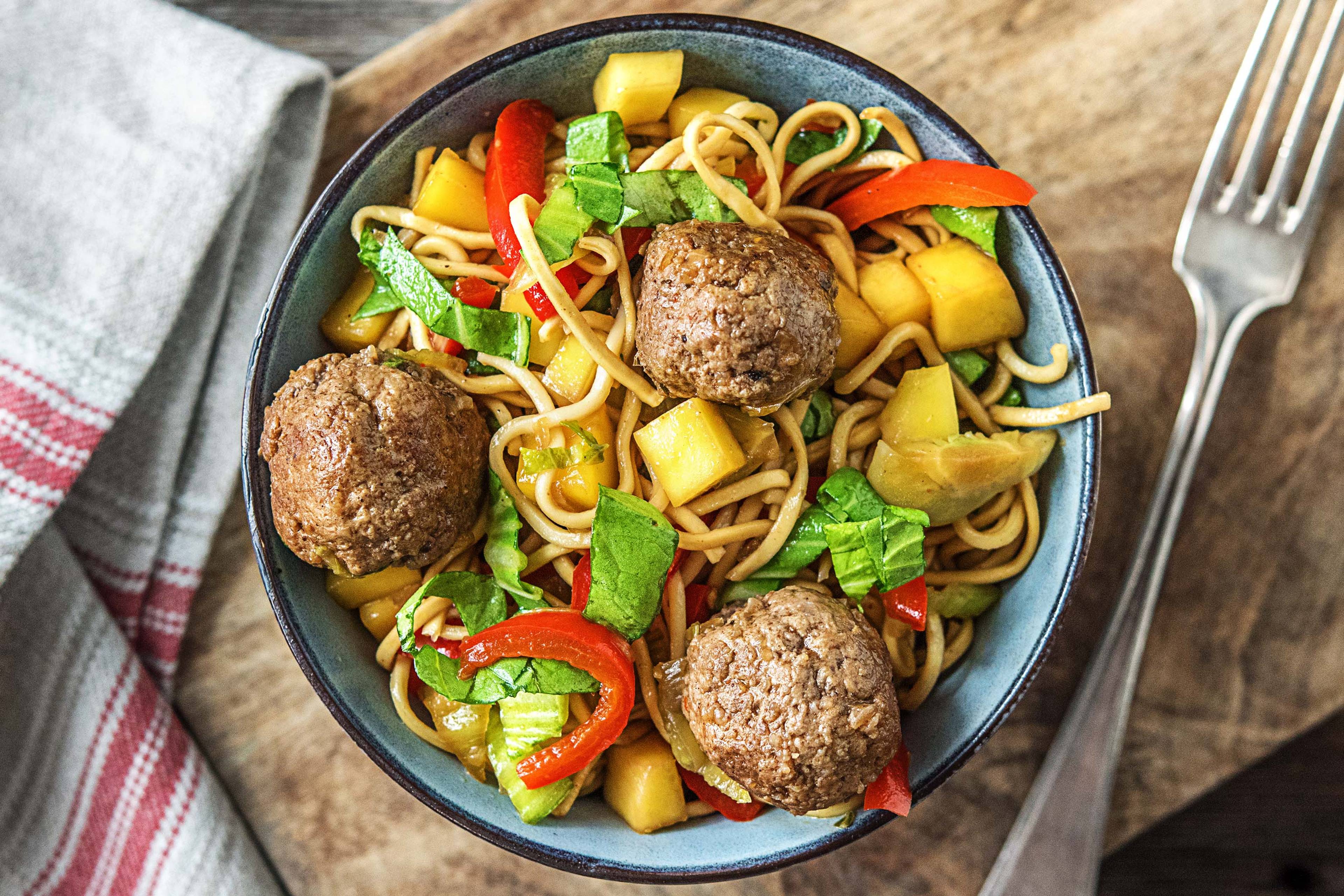 Oosterse gehaktballetjes met mangonoedels, paksoi