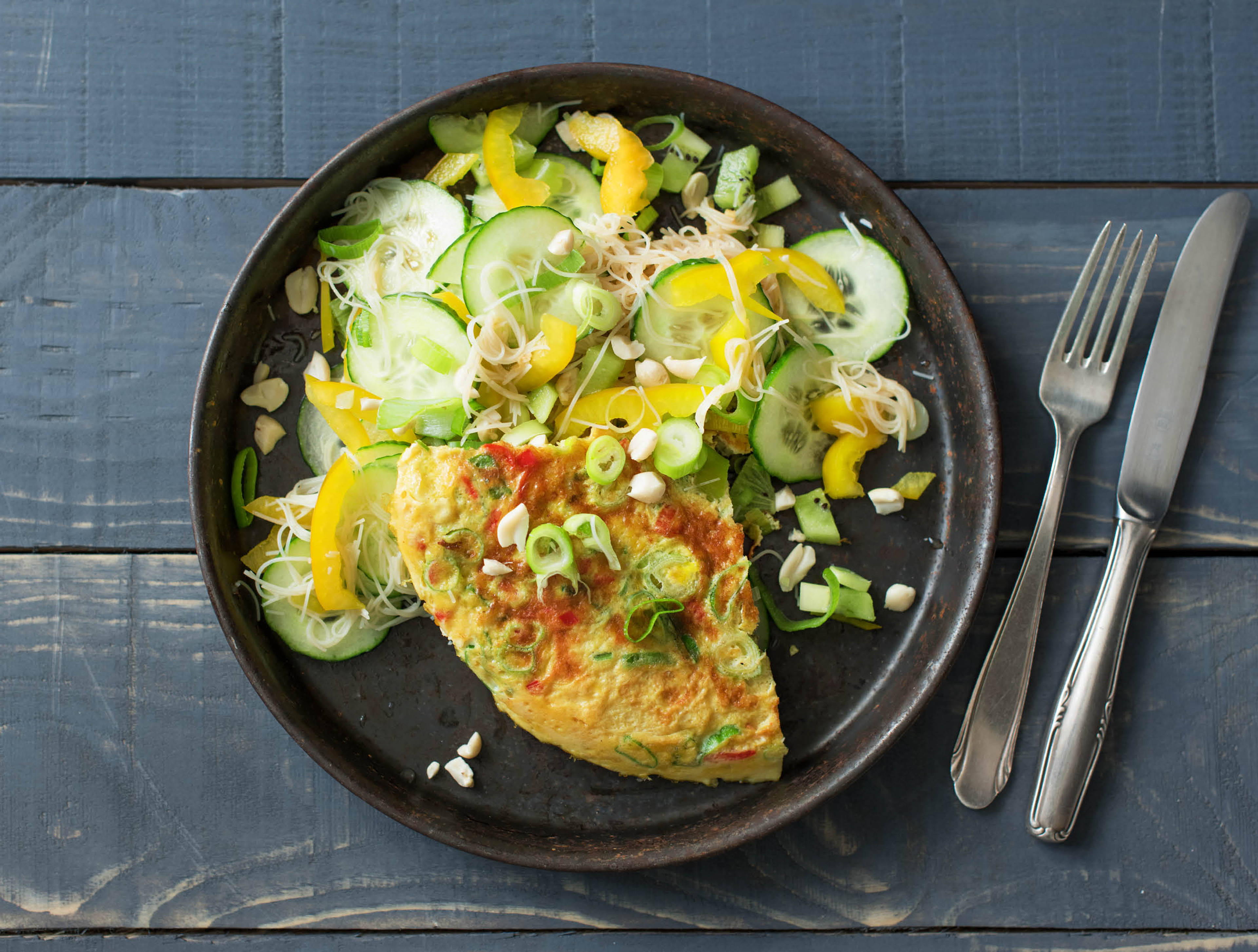 Oosterse omelet en glasnoedelsalade met kiwi en pinda’s