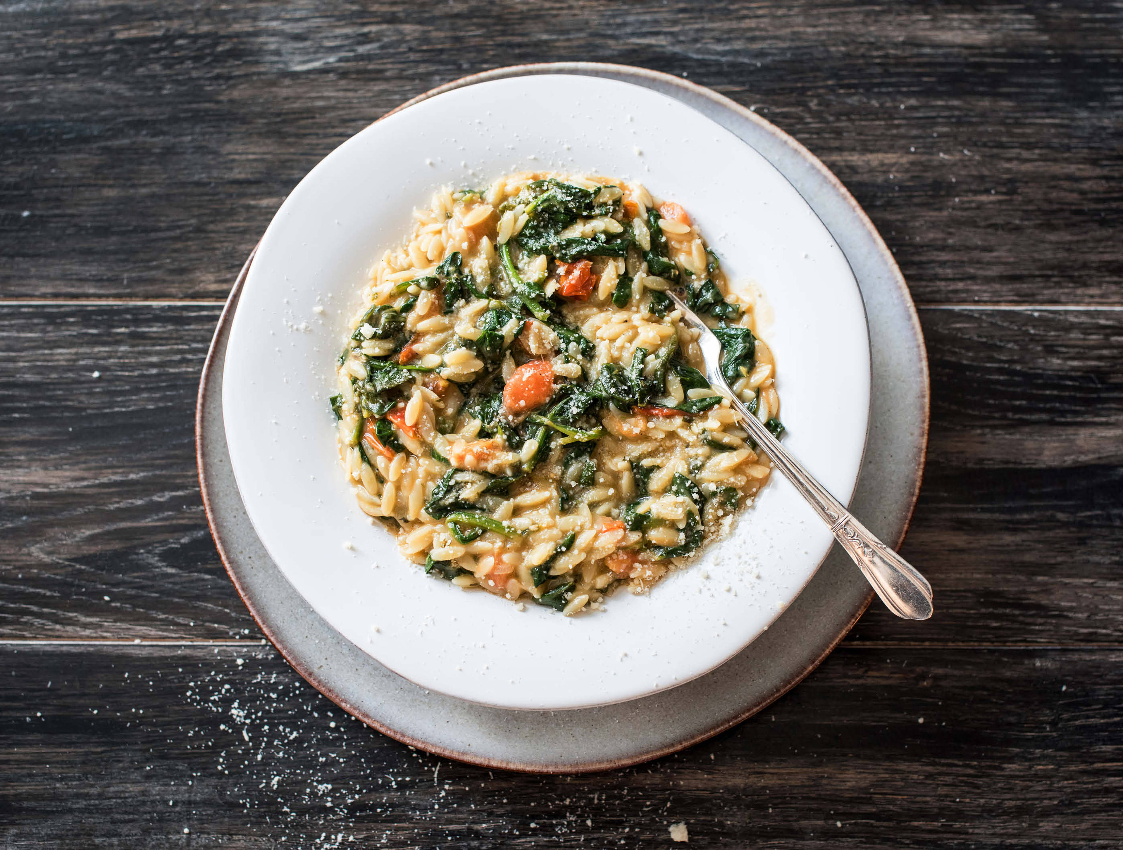 Orzo met spinazie, cherrytomaten en grana padano