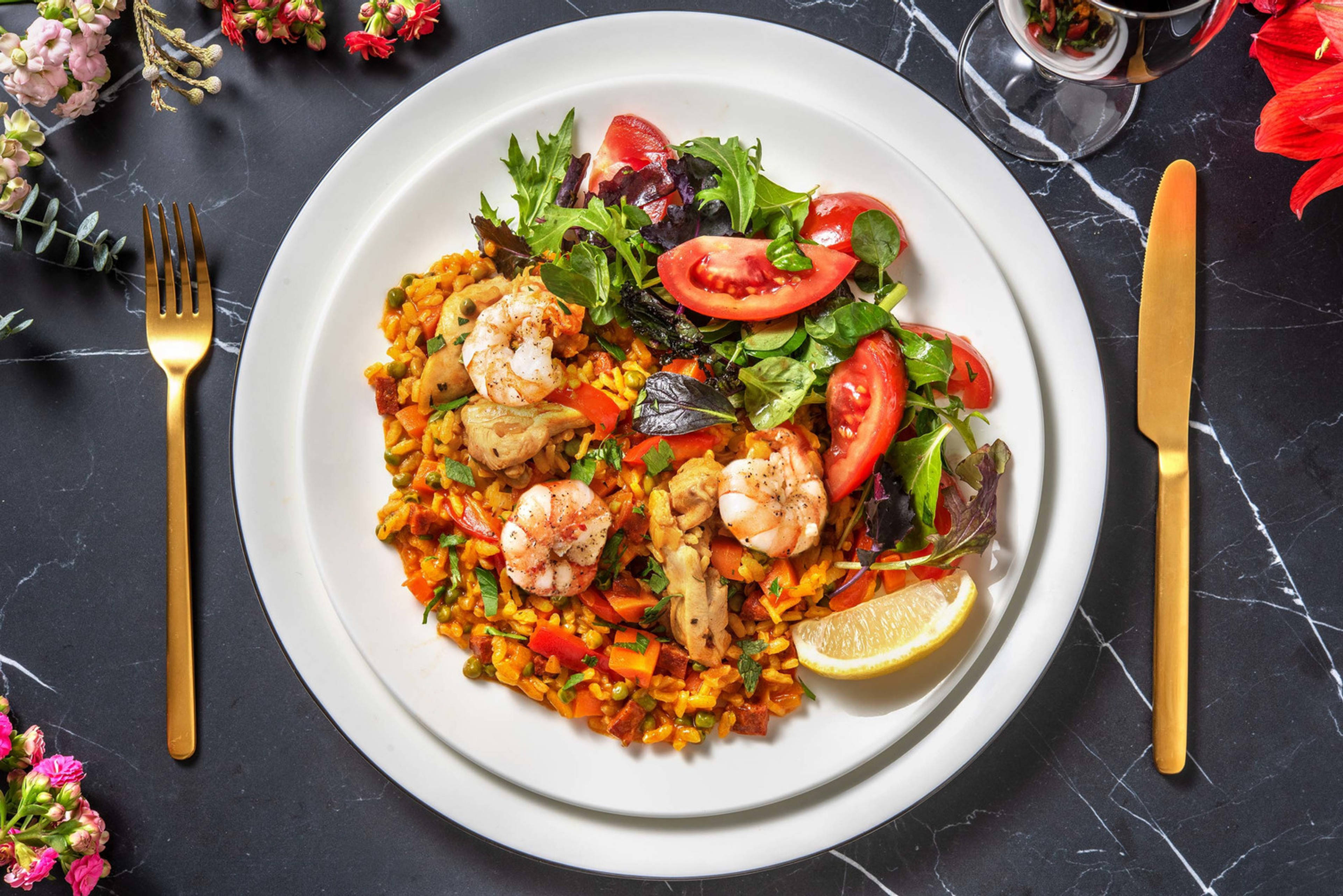Paella garnie de grosses crevettes et de poulet