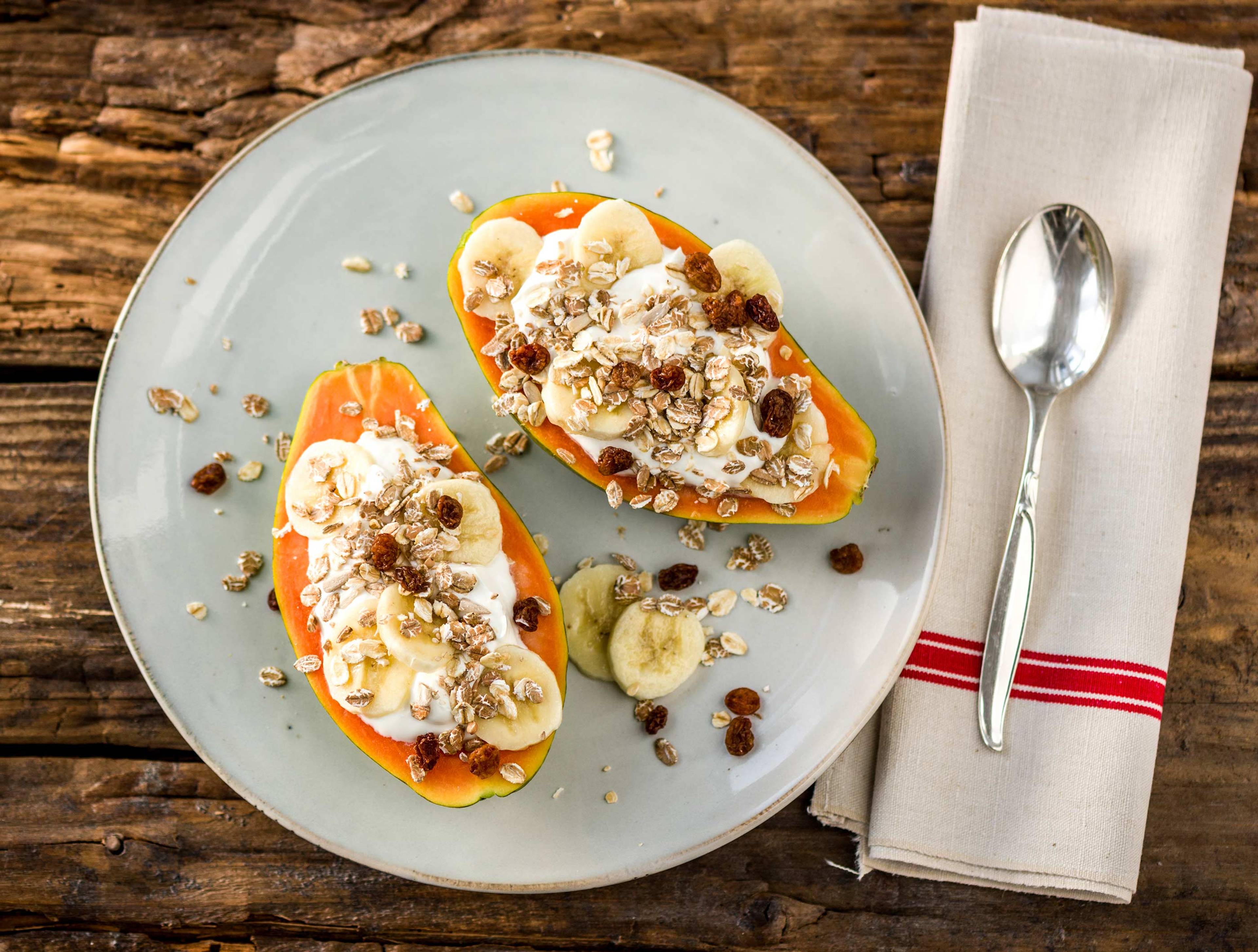 Papayaboten met Griekse yoghurt en granola