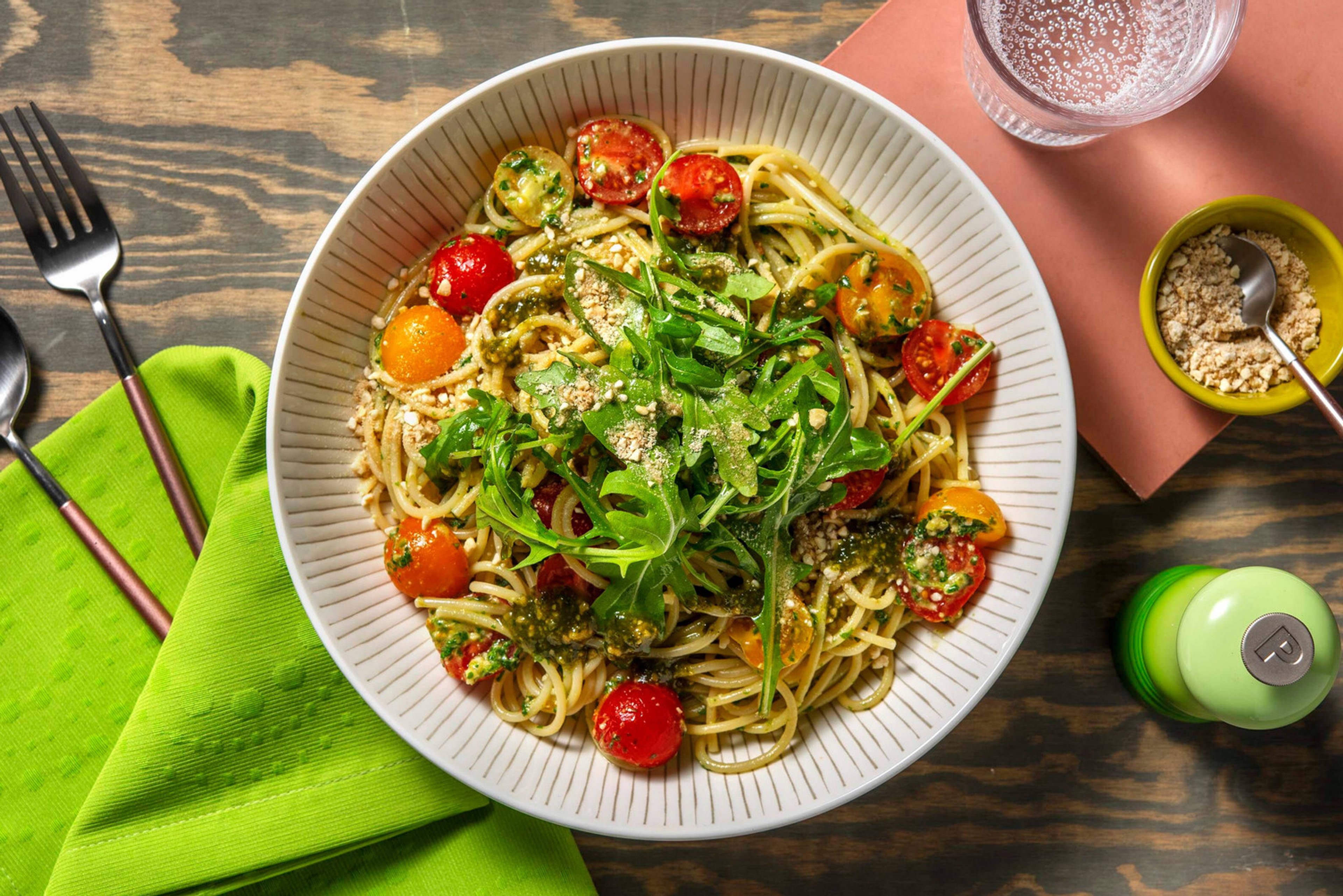 Pasta Verde mit würzigem Hefe-Cashew-Topping