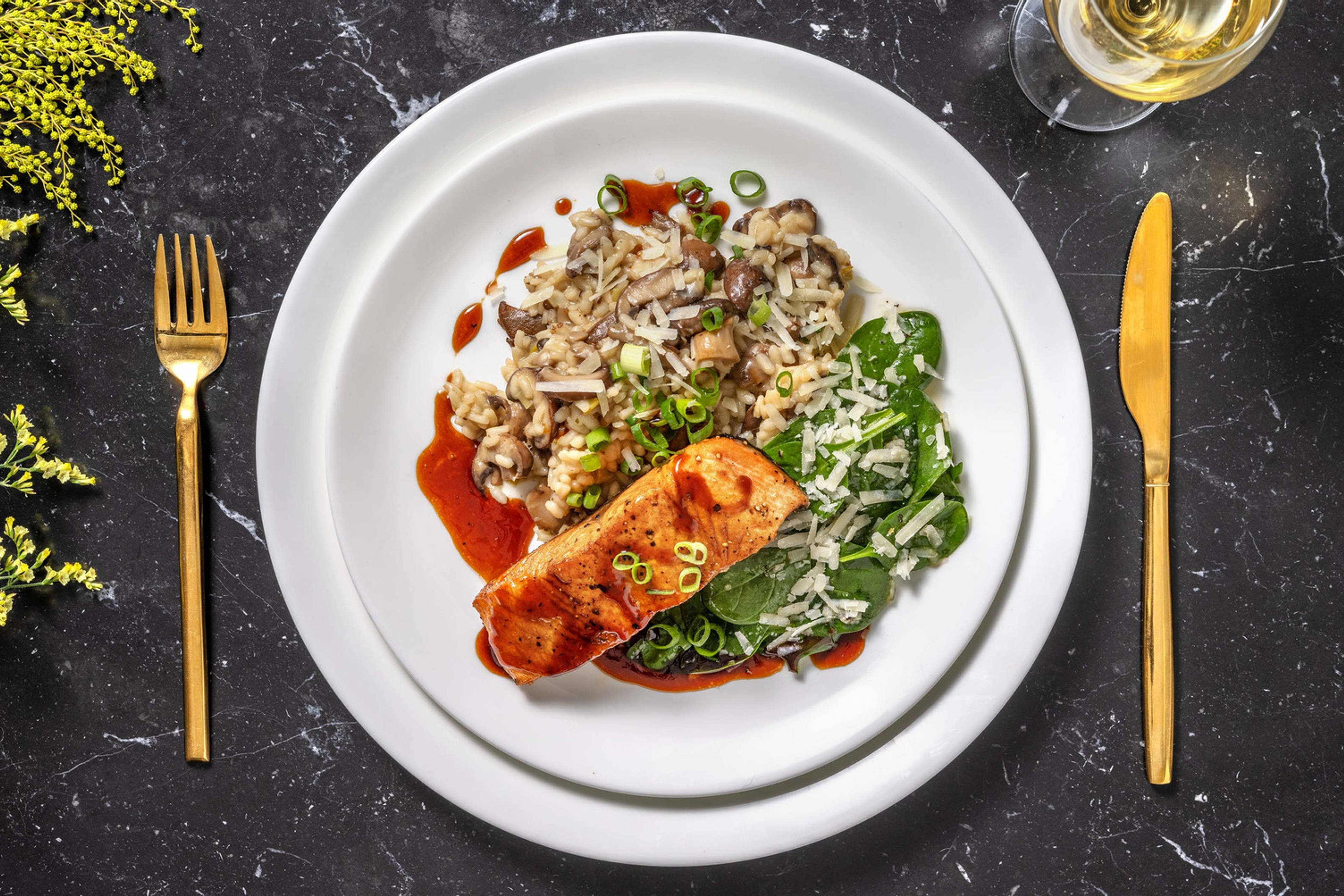 Gelakte zalm met champignonrisotto