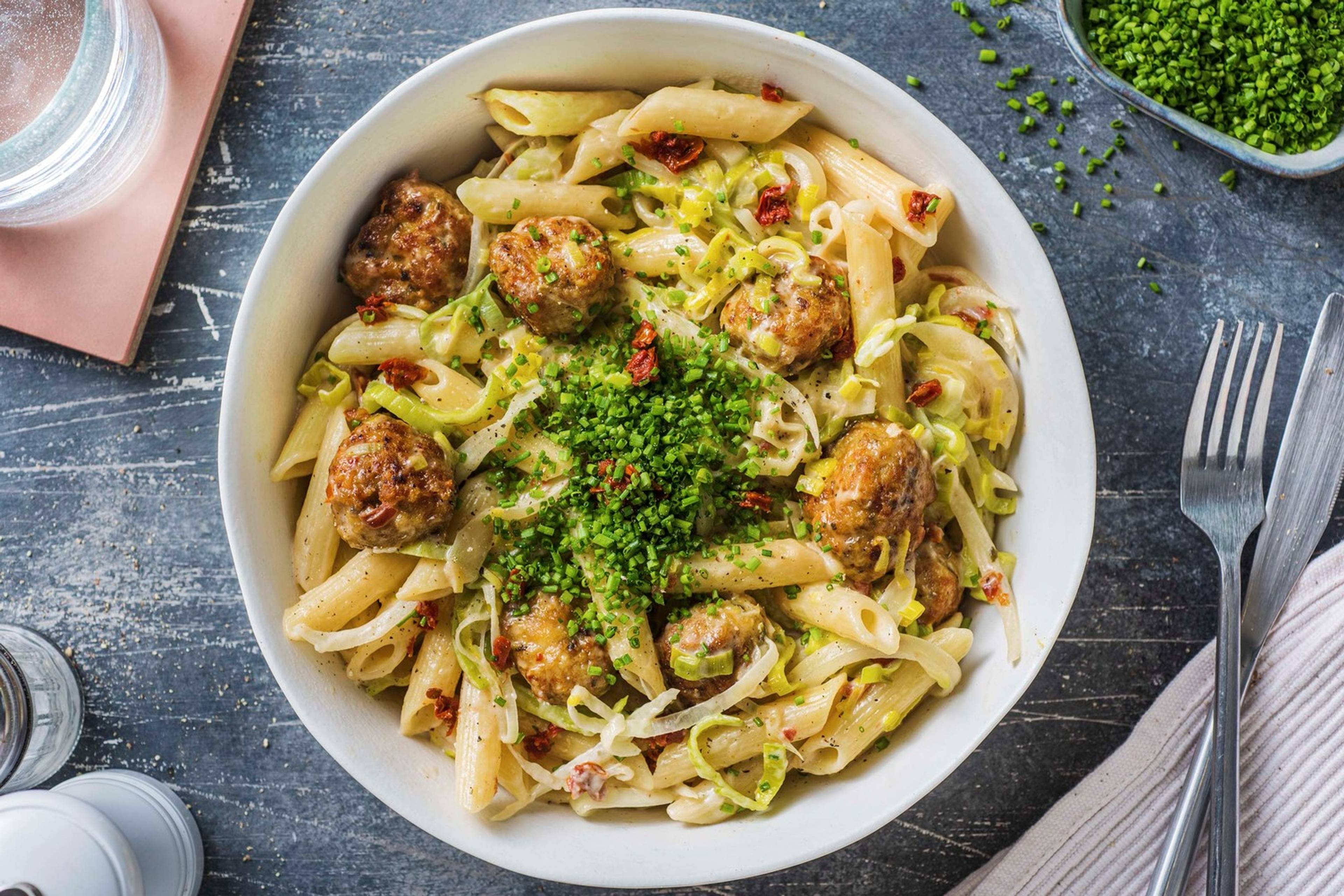 Penne met kipgehaktballetjes in romige kaassaus