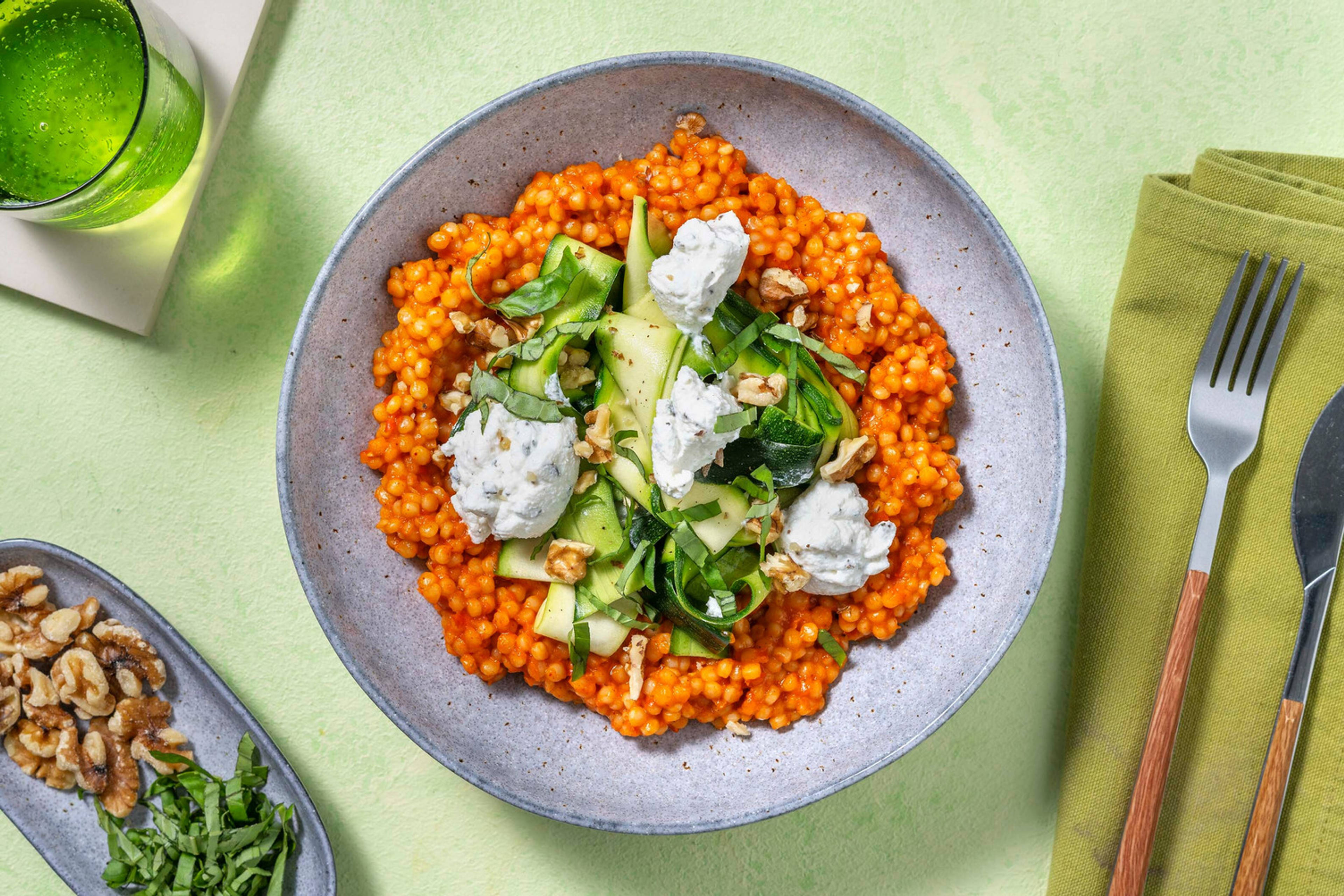 Peperoni-Perlencouscous mit Thymian-Ricotta