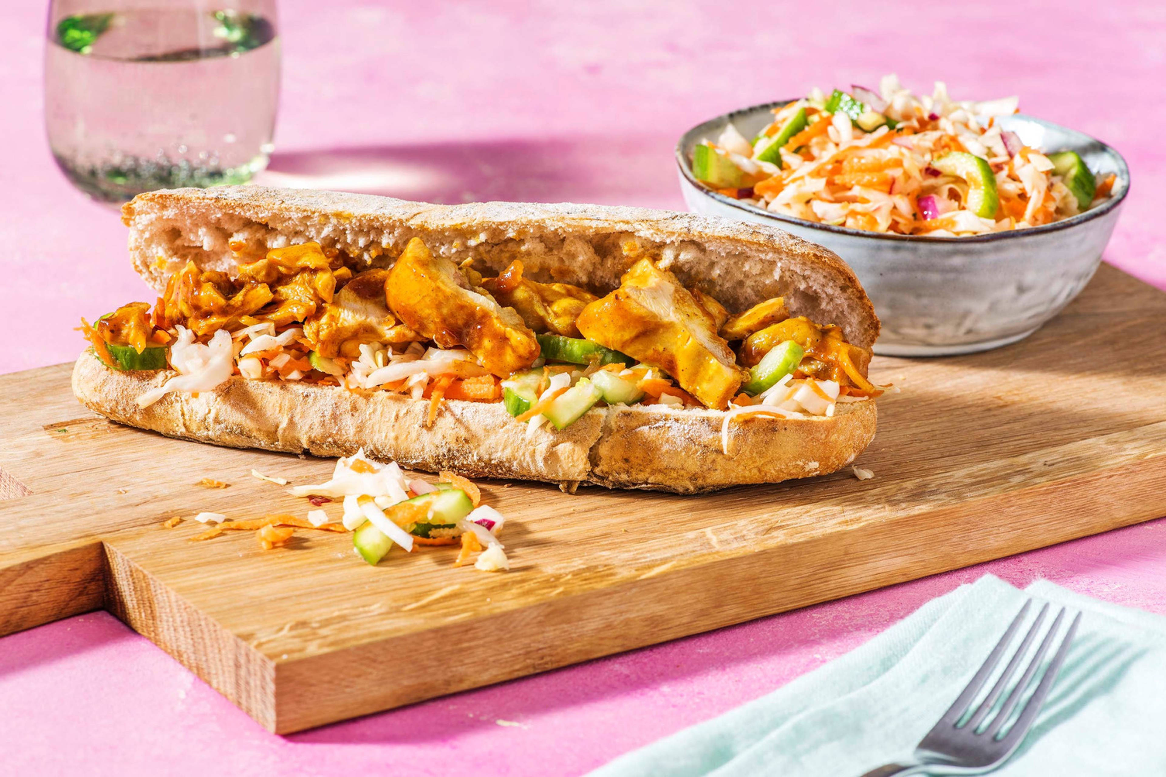 Broodje met pittige kippendij en zoetzuur