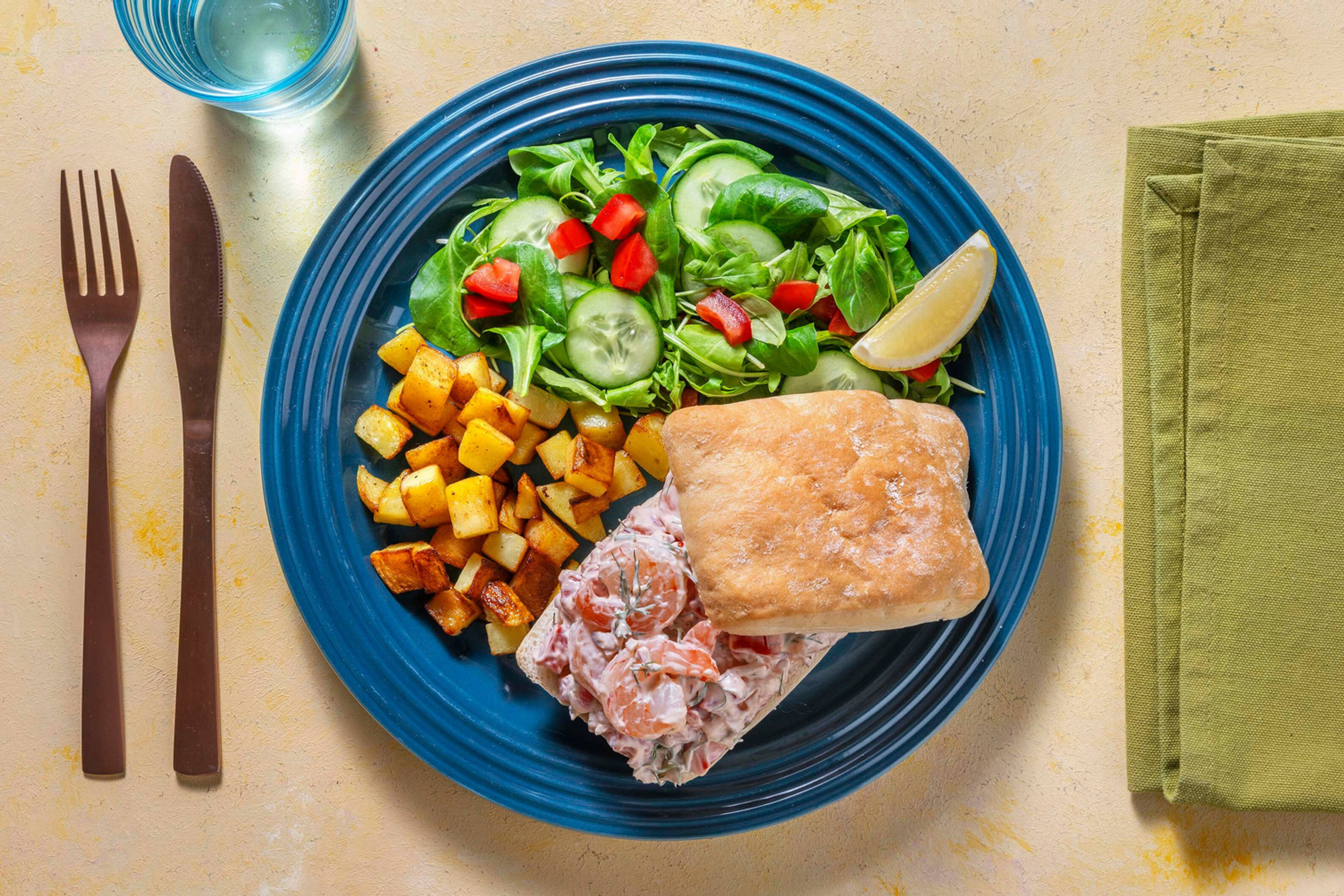 Petit pain garni d'une salade de crevettes maison