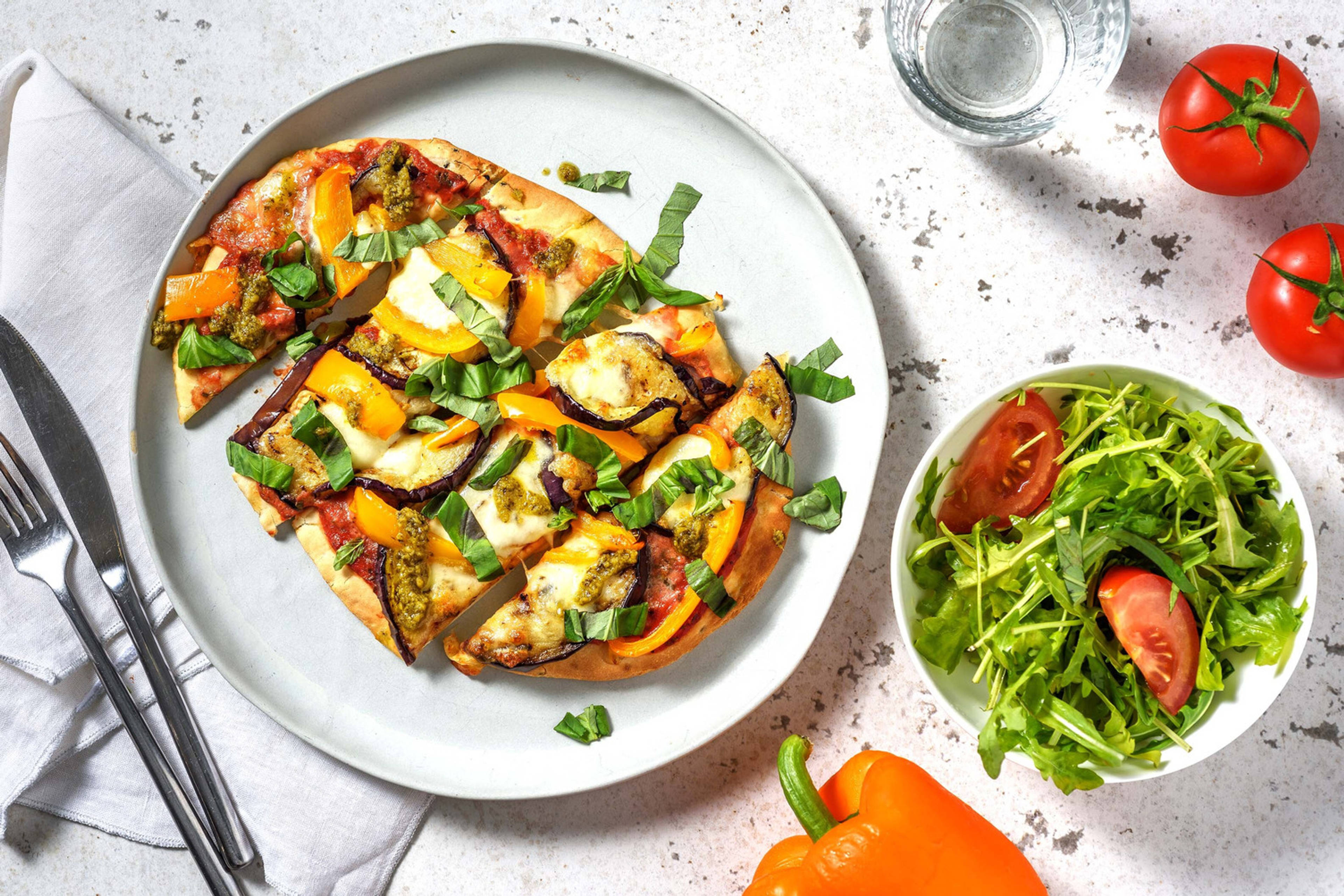 Pizza sur pain naan à l'aubergine, poivron et mozzarella