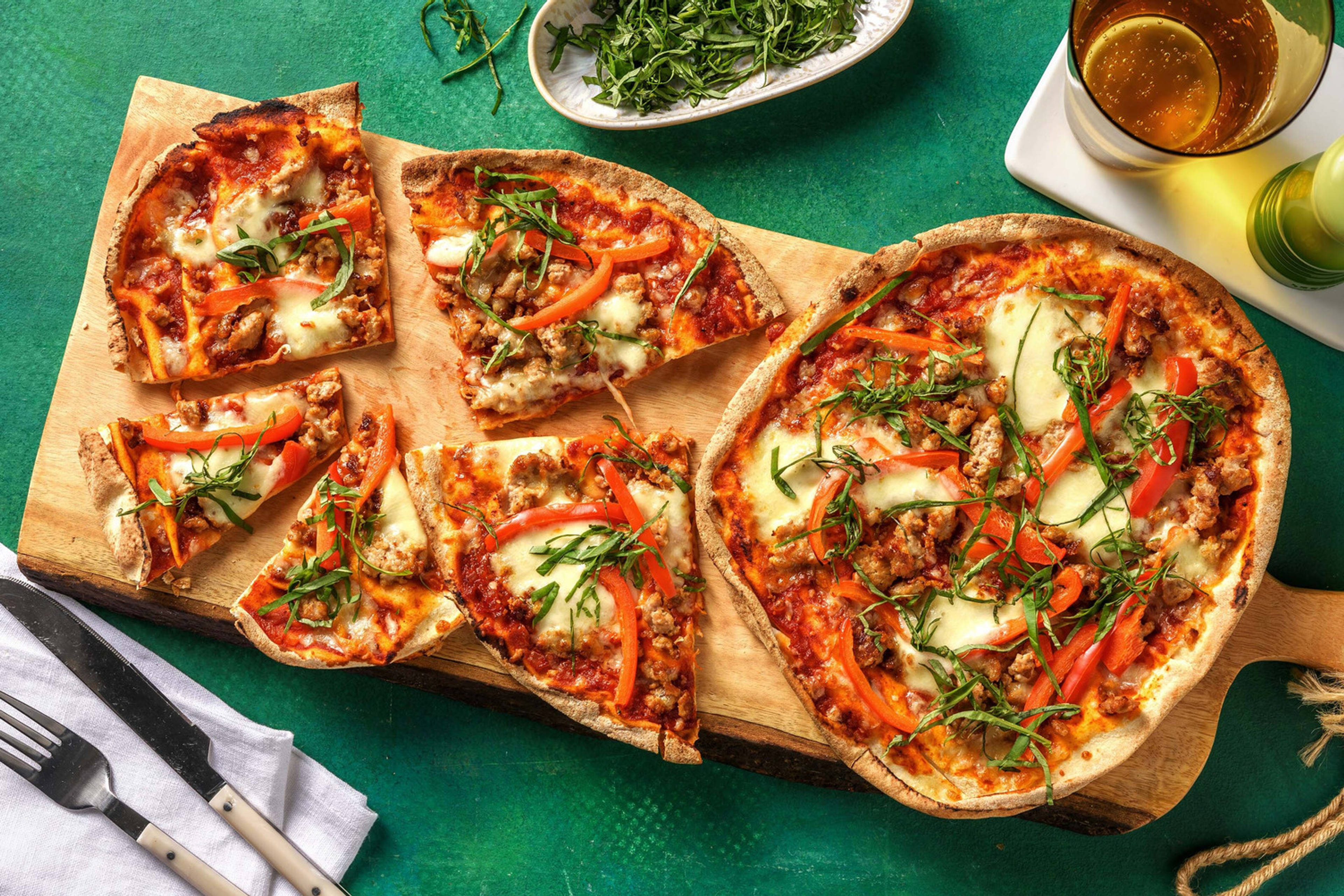 Pizza sur pain plat libanais à la viande hachée, mozzarella et poivron