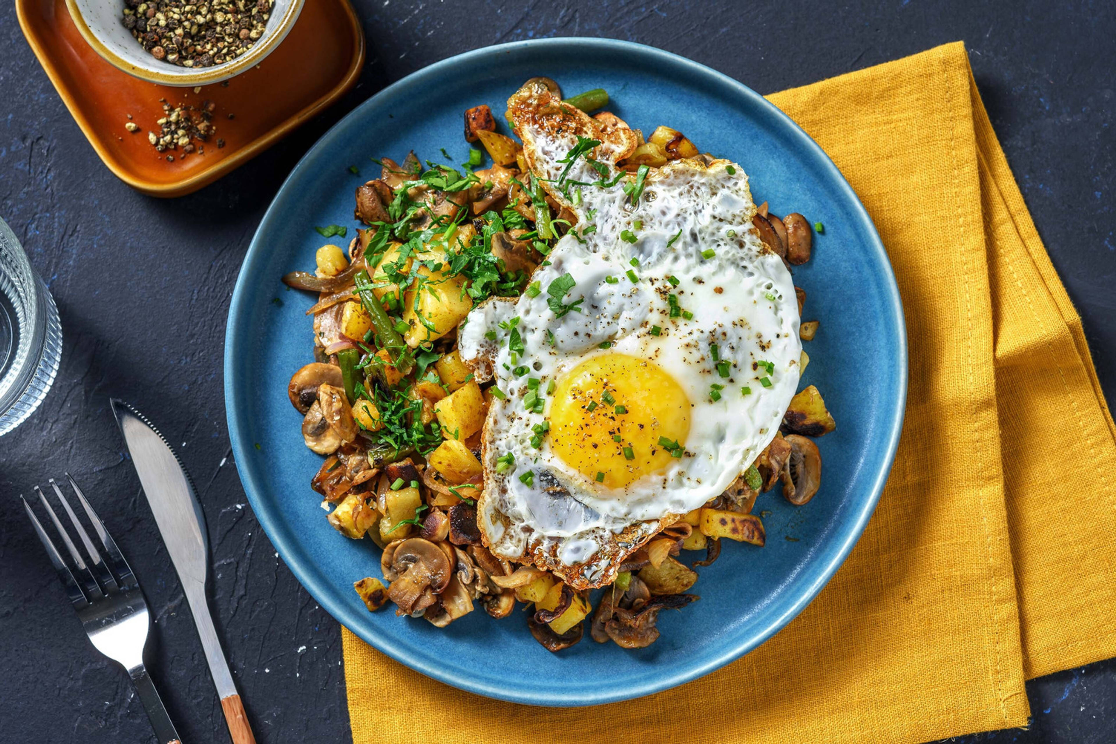 Pommes de terre sautées, œuf au plat et fromage