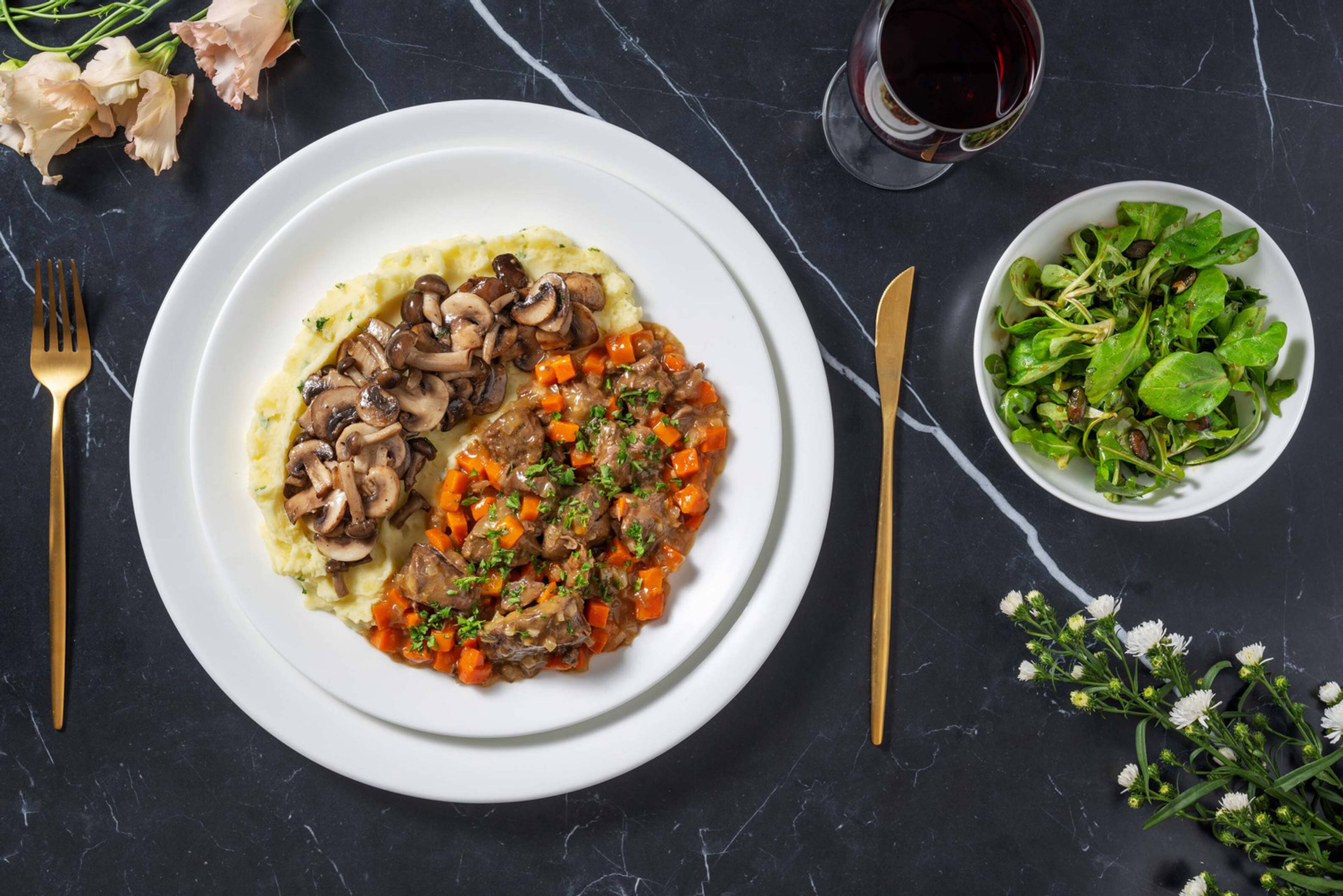 Ragoût de cerf, purée de pommes de terre et champignons