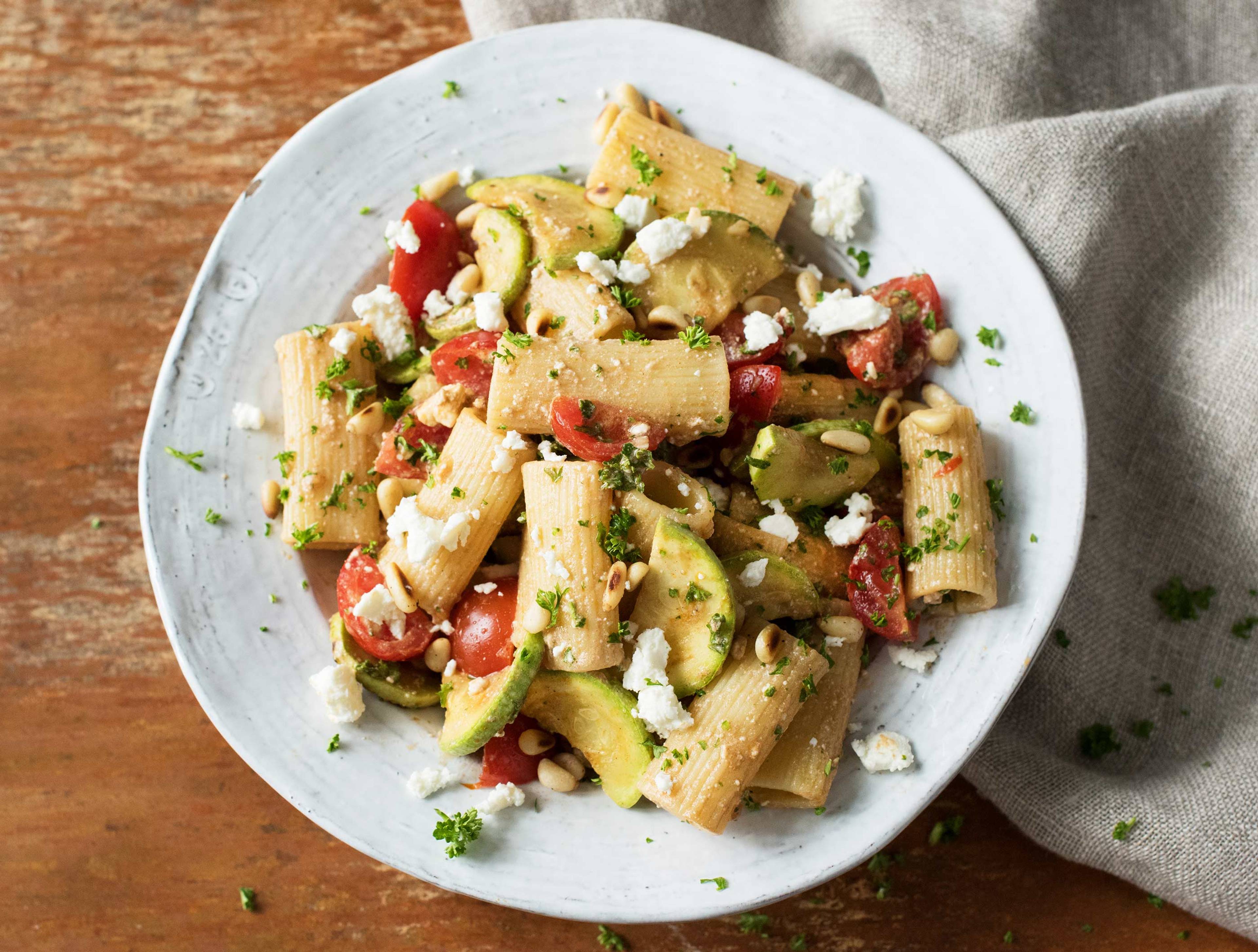 Rigatonisalade met witte courgette, cherrytomaten en feta